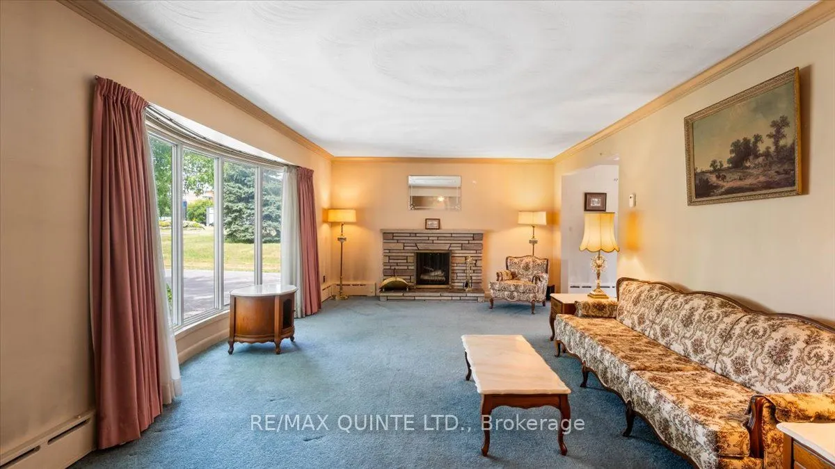 507 Dundas Street W