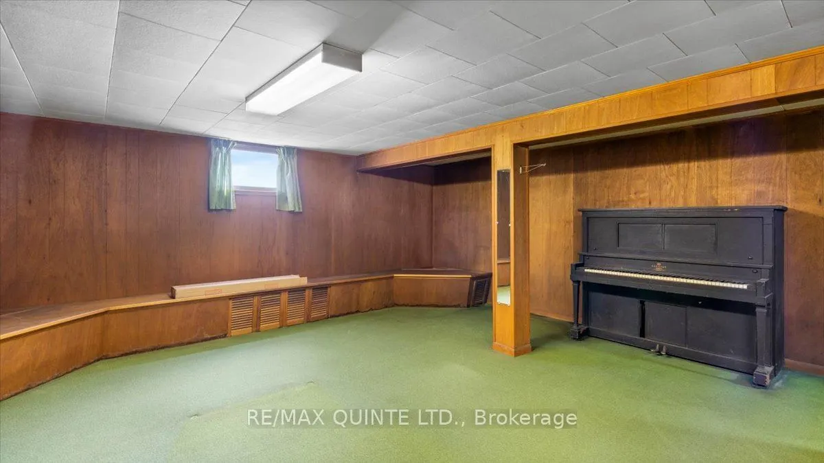 507 Dundas Street W