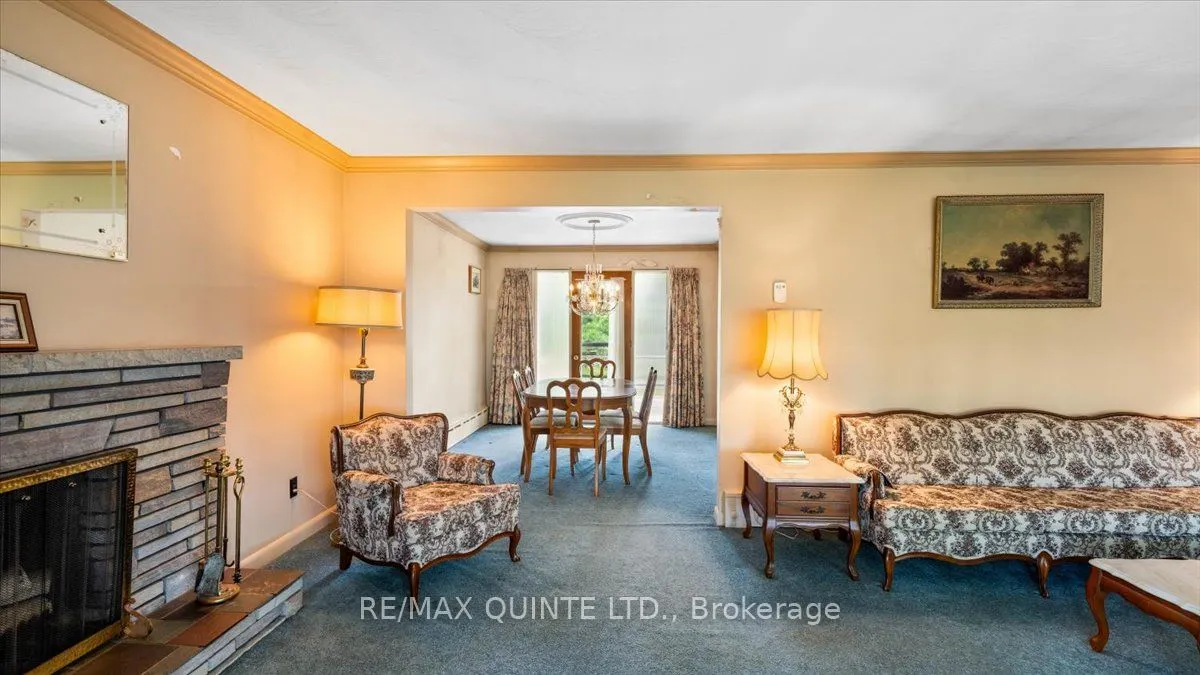 507 Dundas Street W