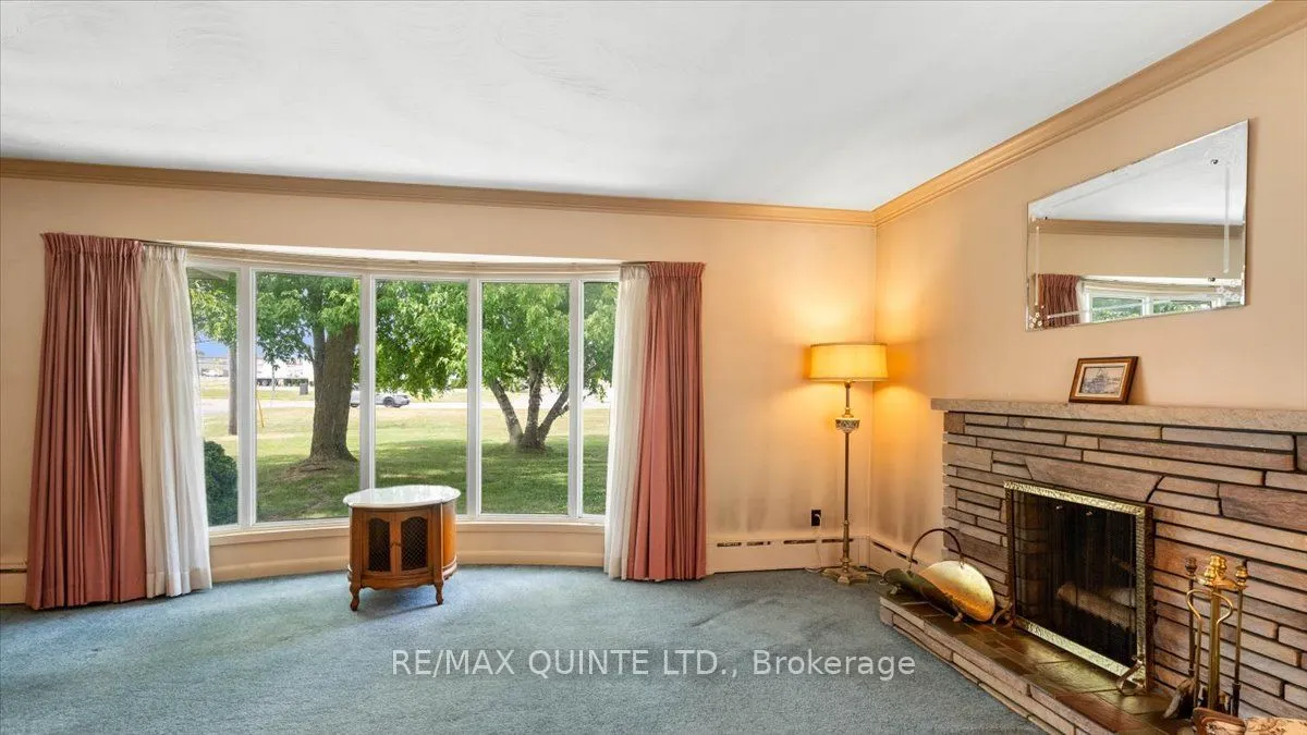 507 Dundas Street W