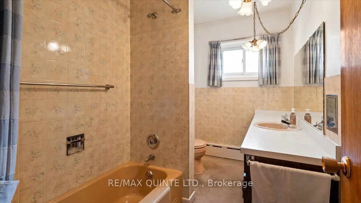 507 Dundas Street W