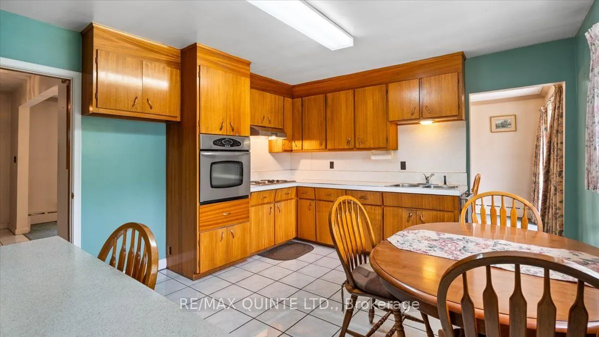 507 Dundas Street W