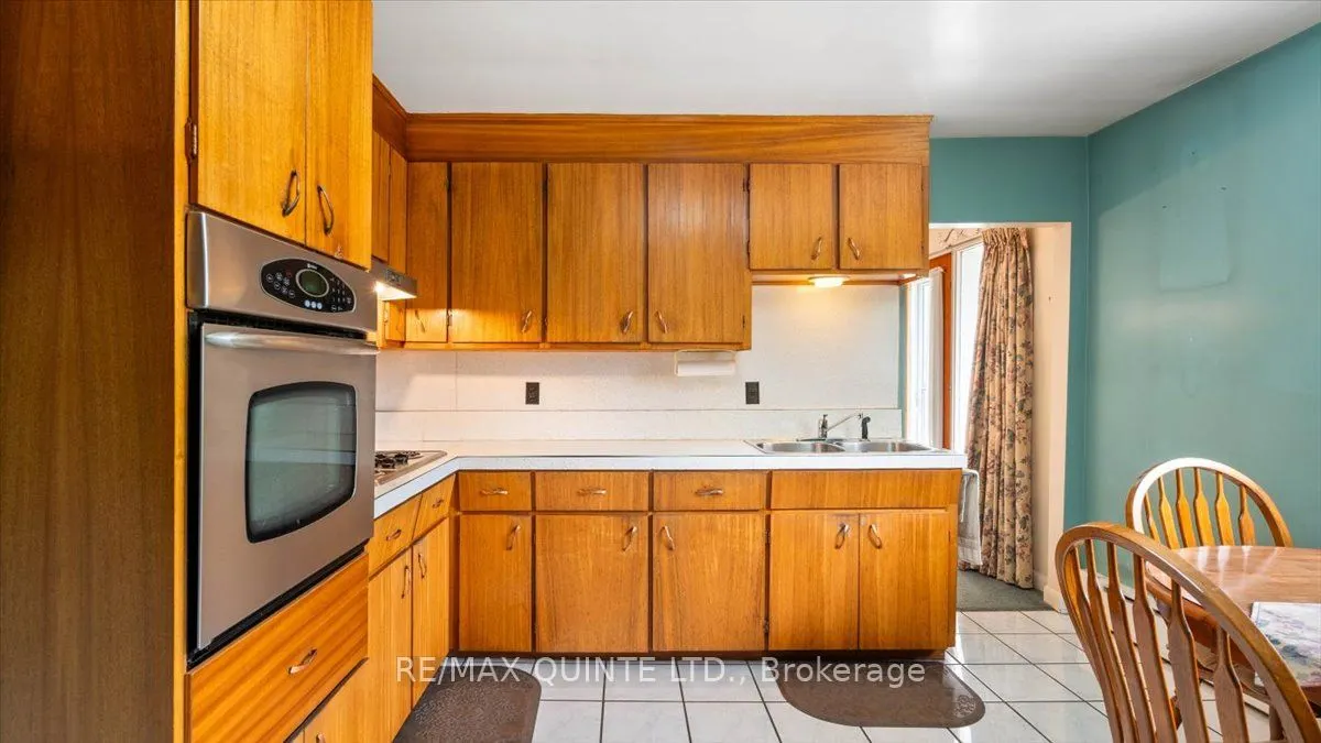 507 Dundas Street W