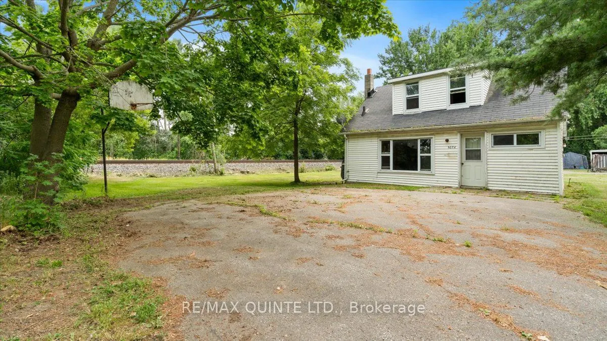 507 Dundas Street W
