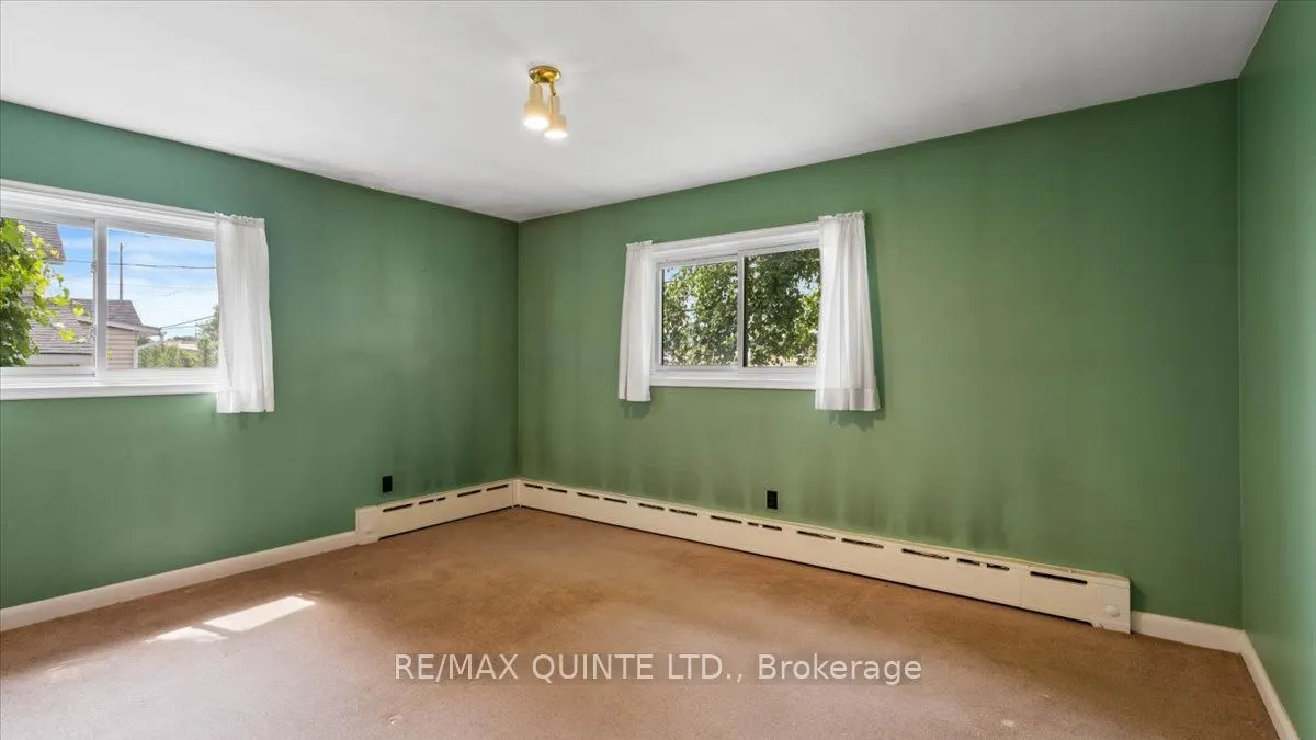 507 Dundas Street W