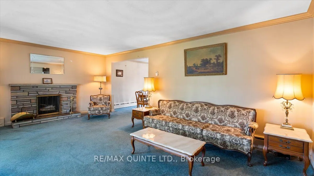 507 Dundas Street W
