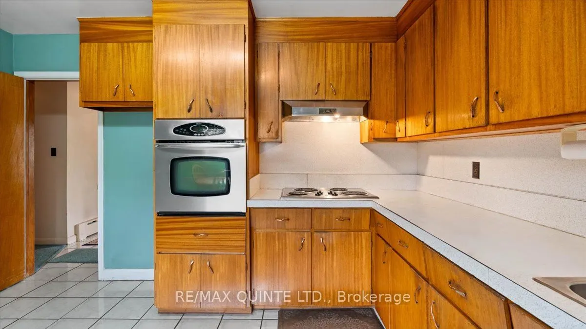 507 Dundas Street W