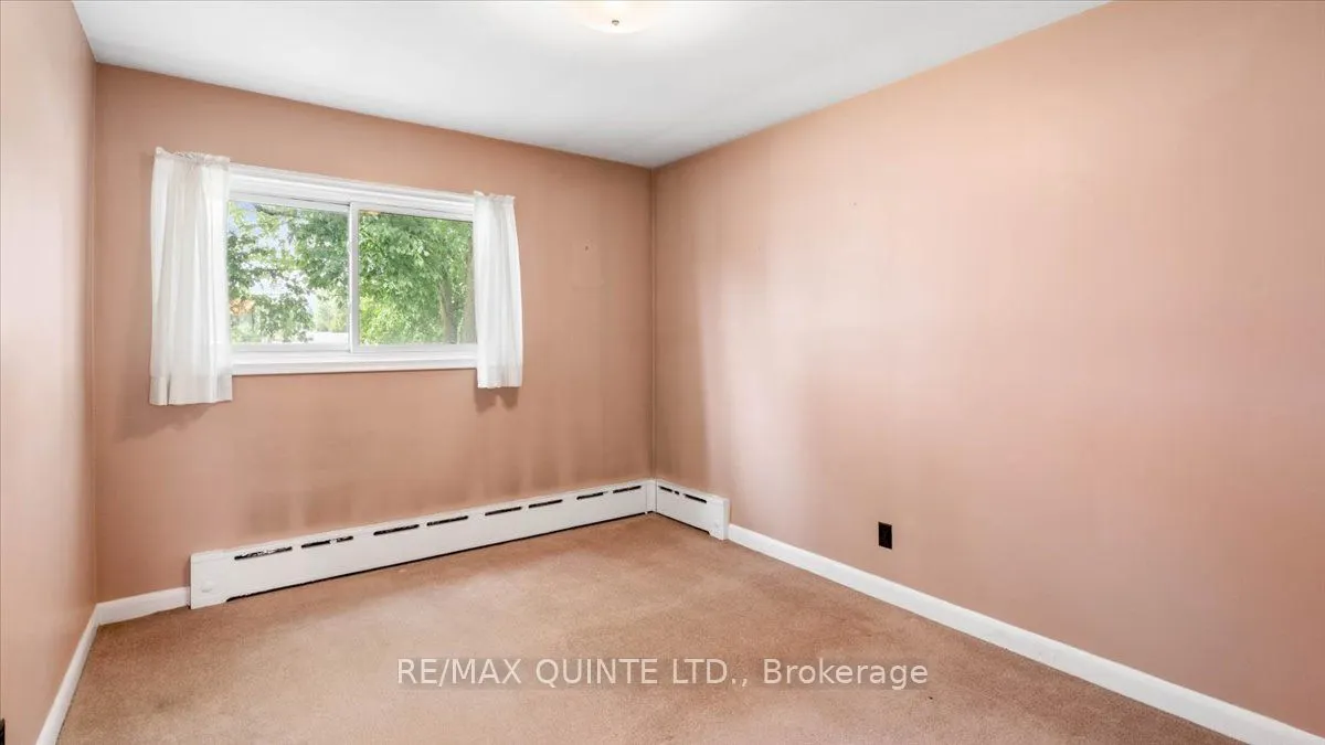 507 Dundas Street W
