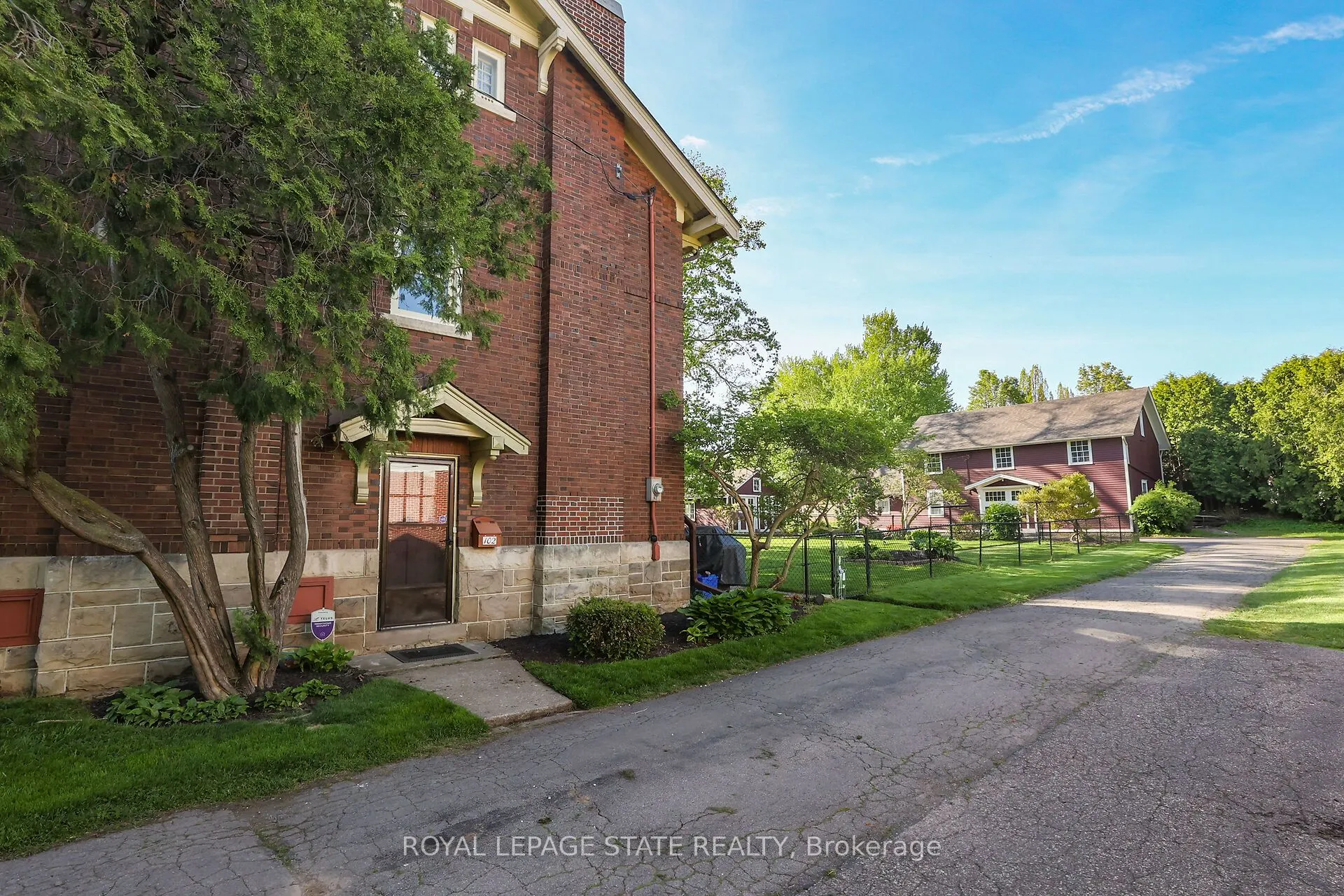 102 Main Street E