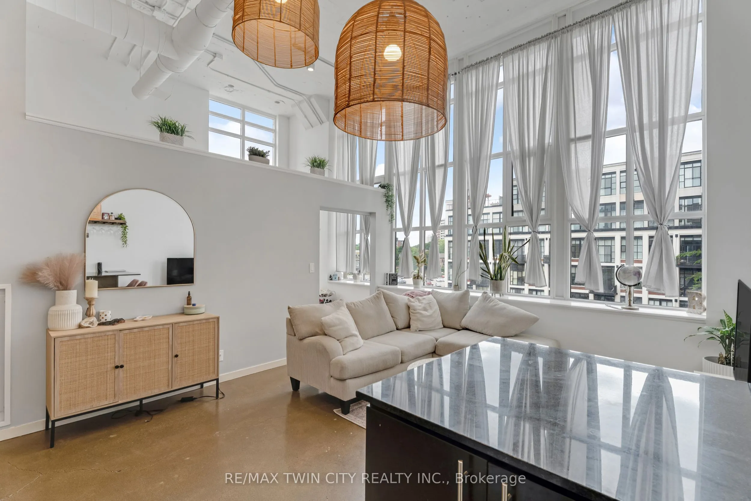 410 King Street W, #413