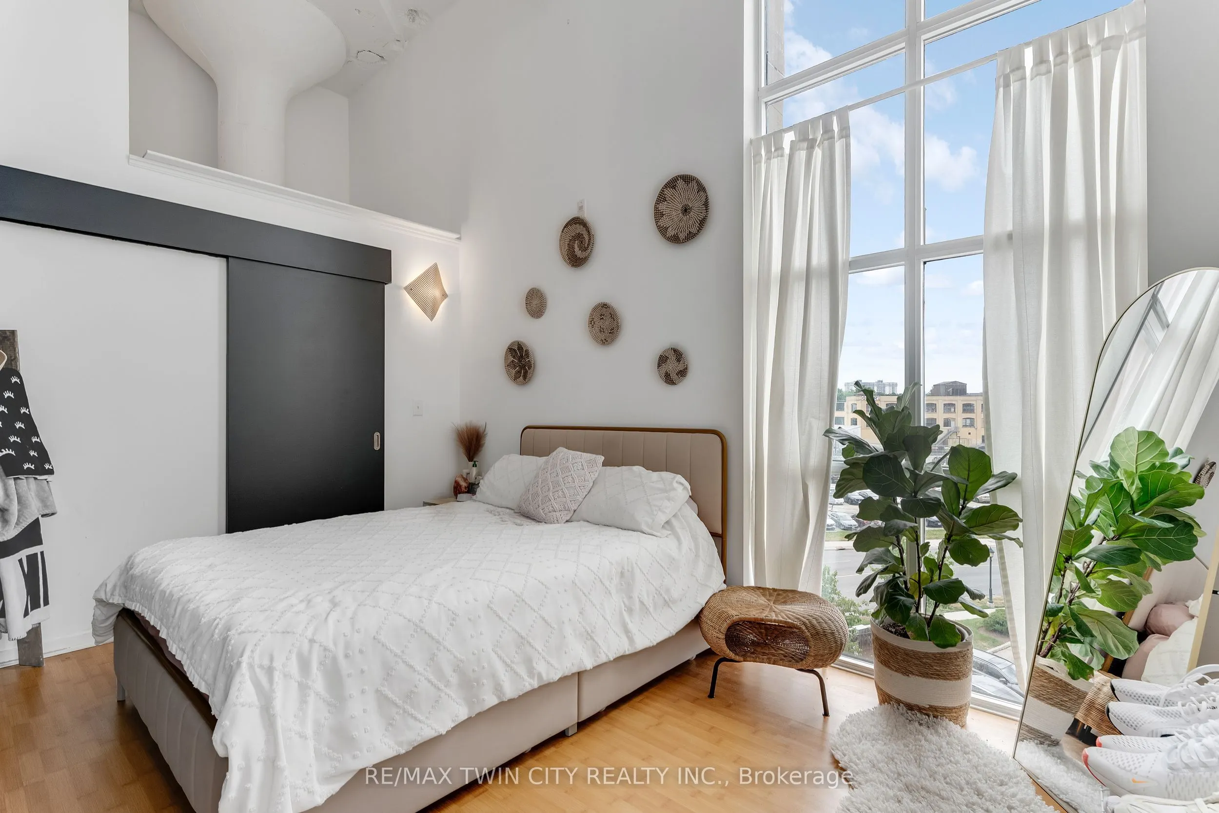 410 King Street W, #413