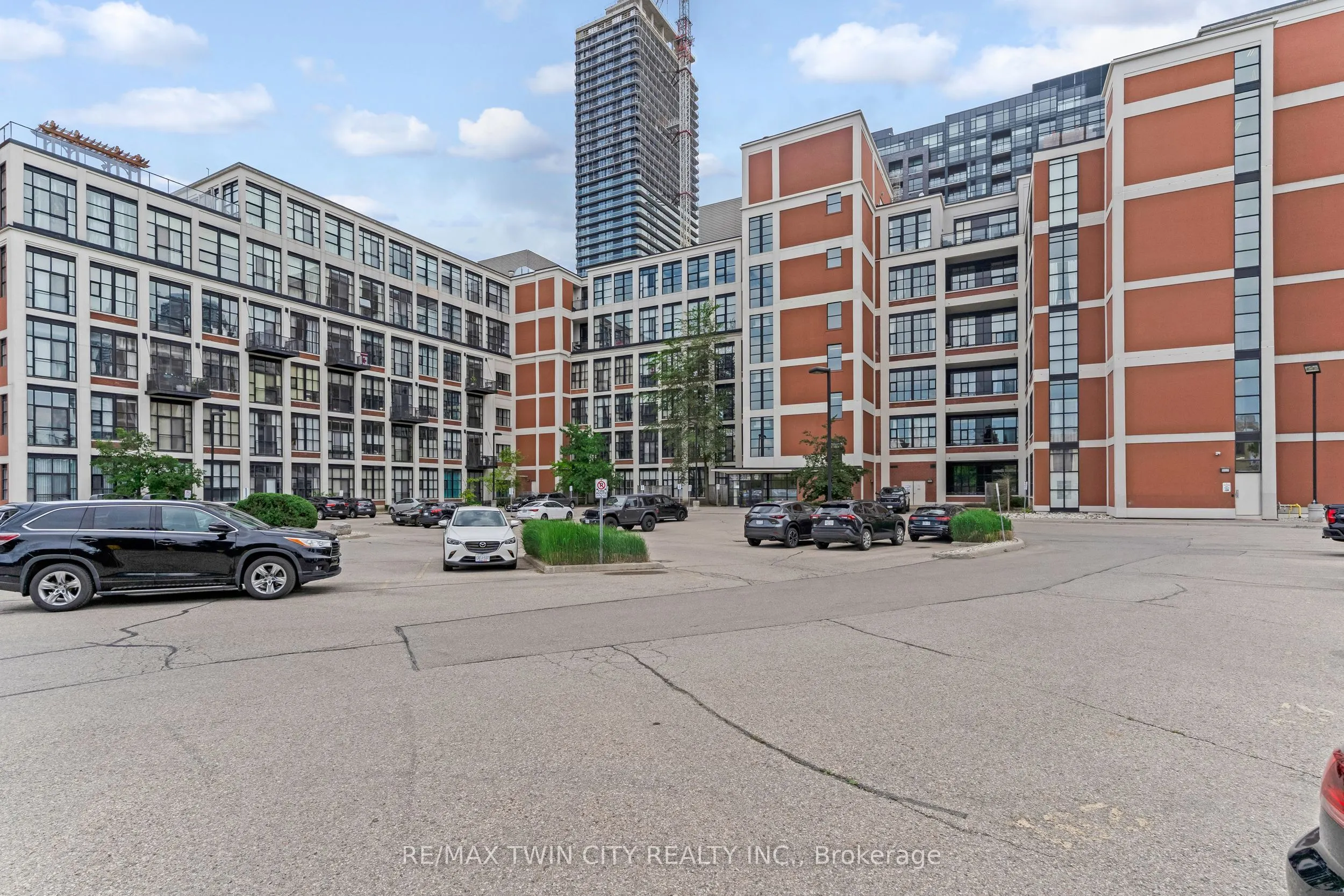 410 King Street W, #413