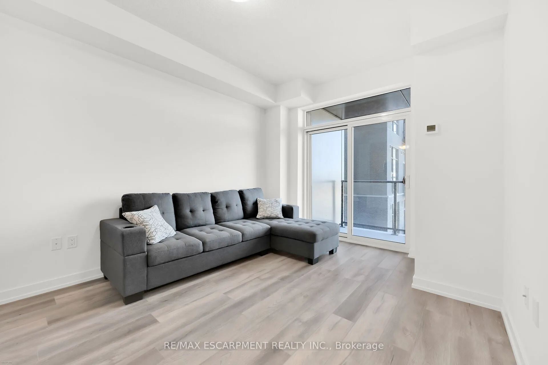 470 Dundas Street E, #416
