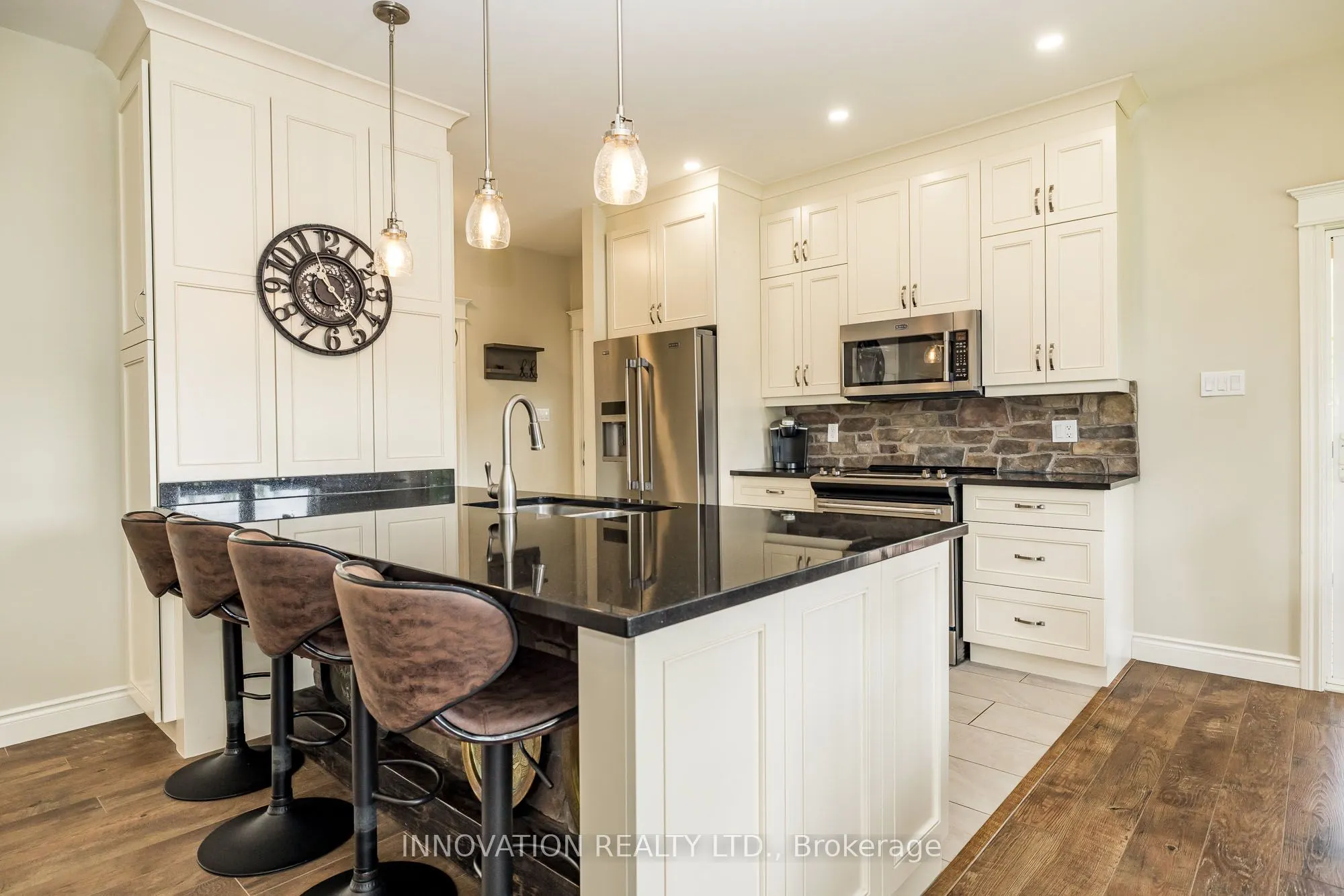 103 A Carriage Landing Drive