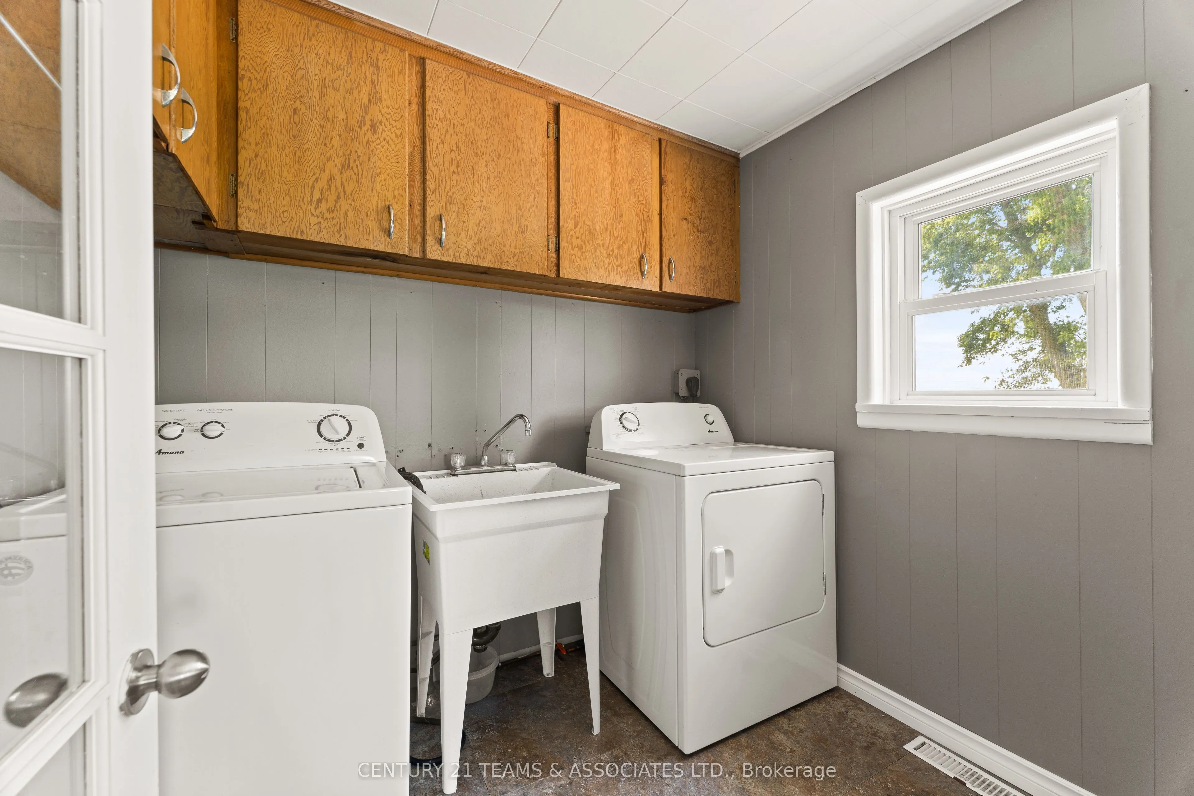 5845 Lakeshore Road 305