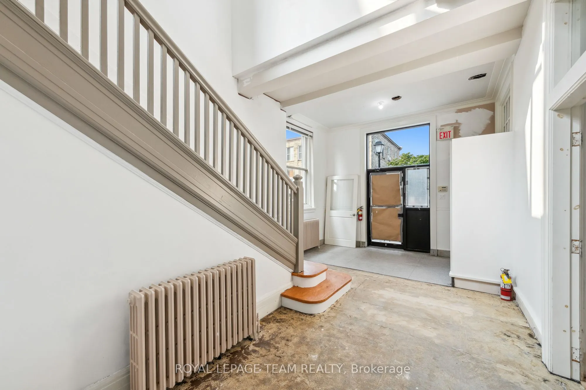 81 GORE Street E