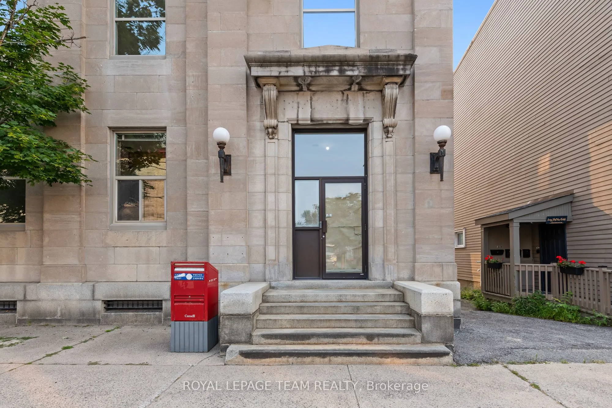 81 GORE Street E