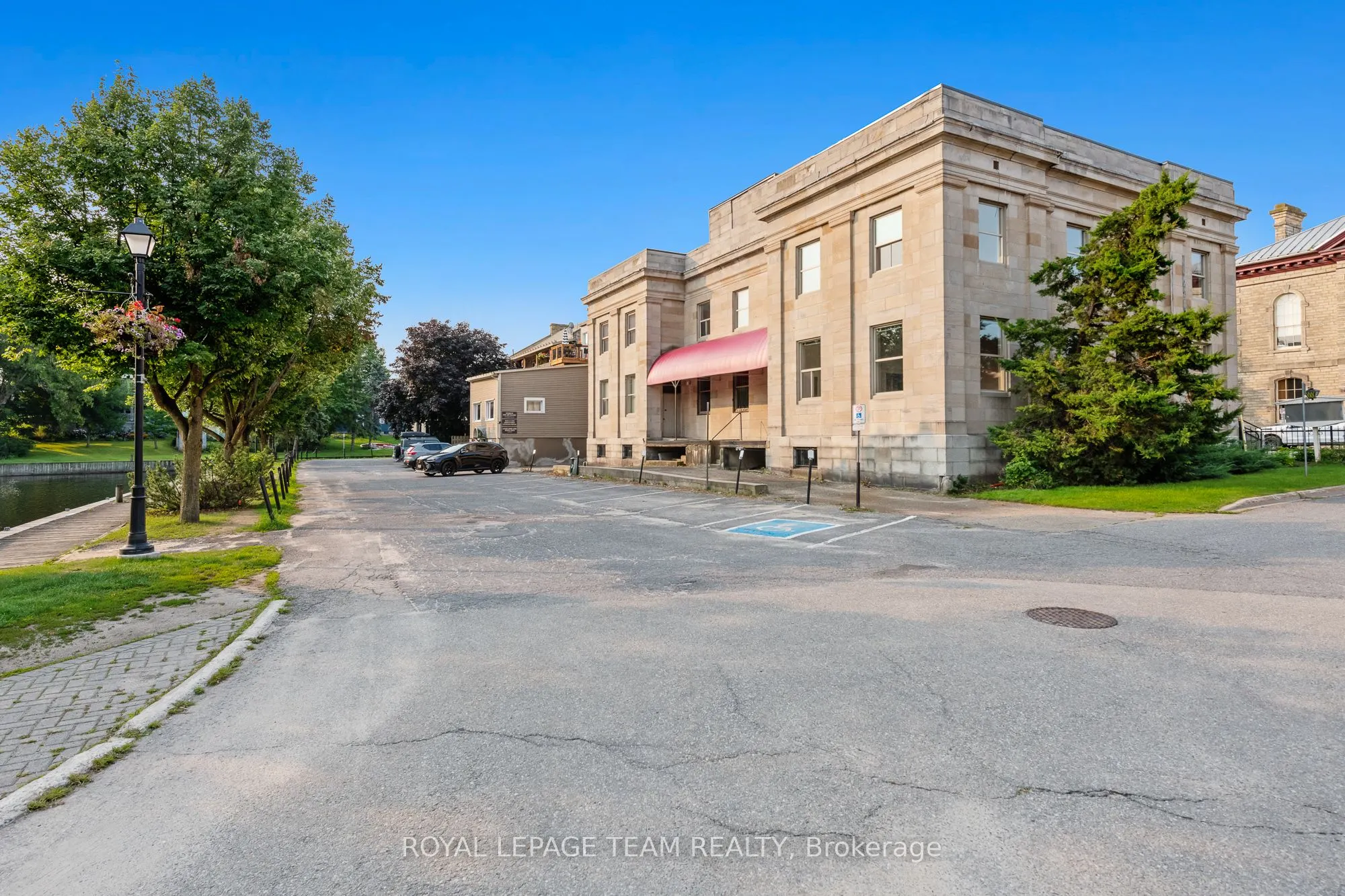 81 GORE Street E