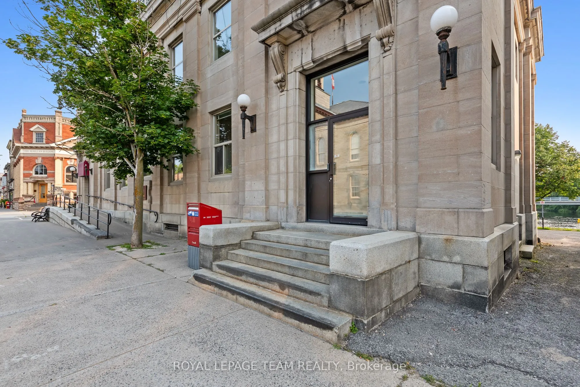 81 GORE Street E