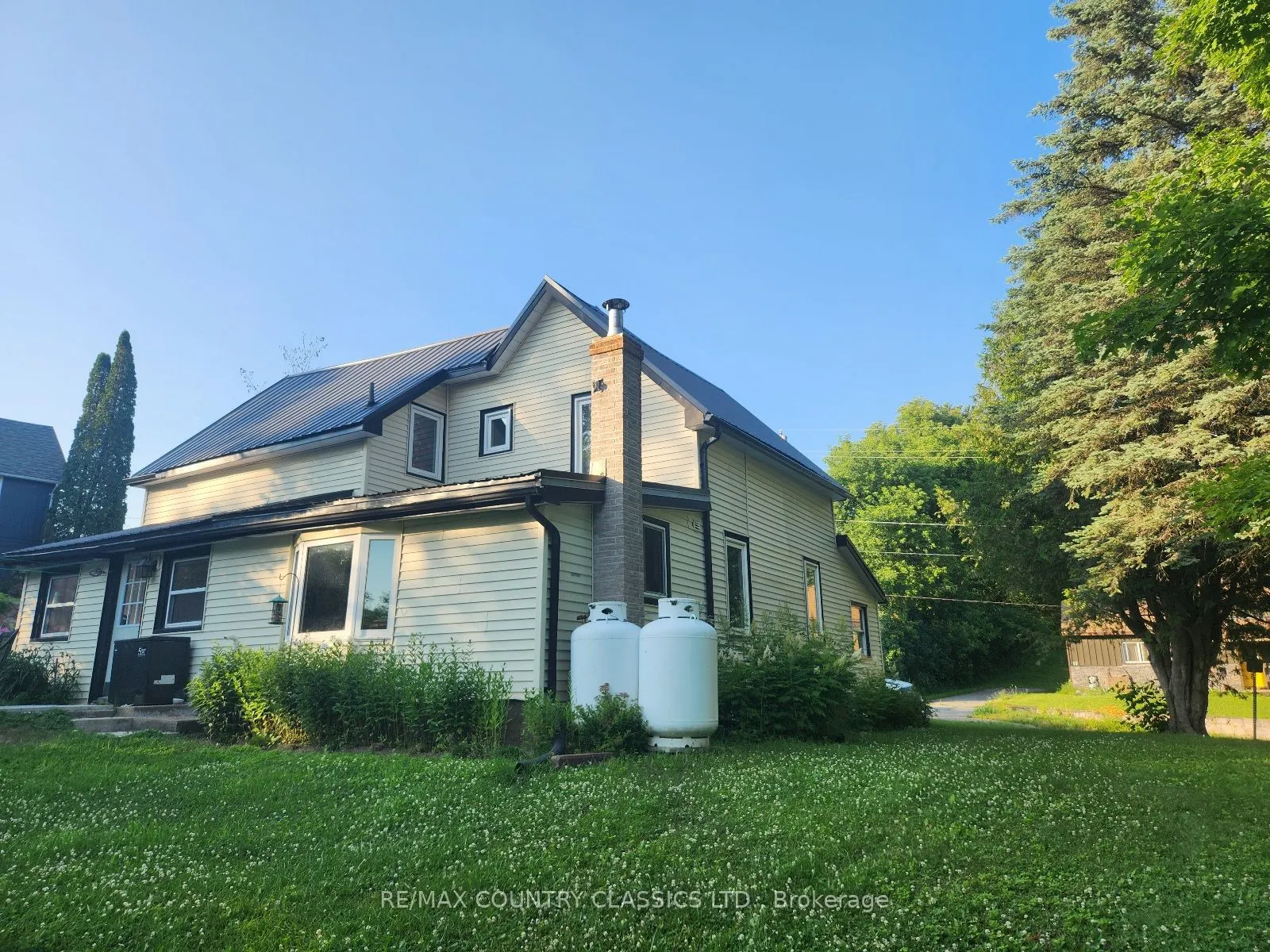 12 Hastings Street S