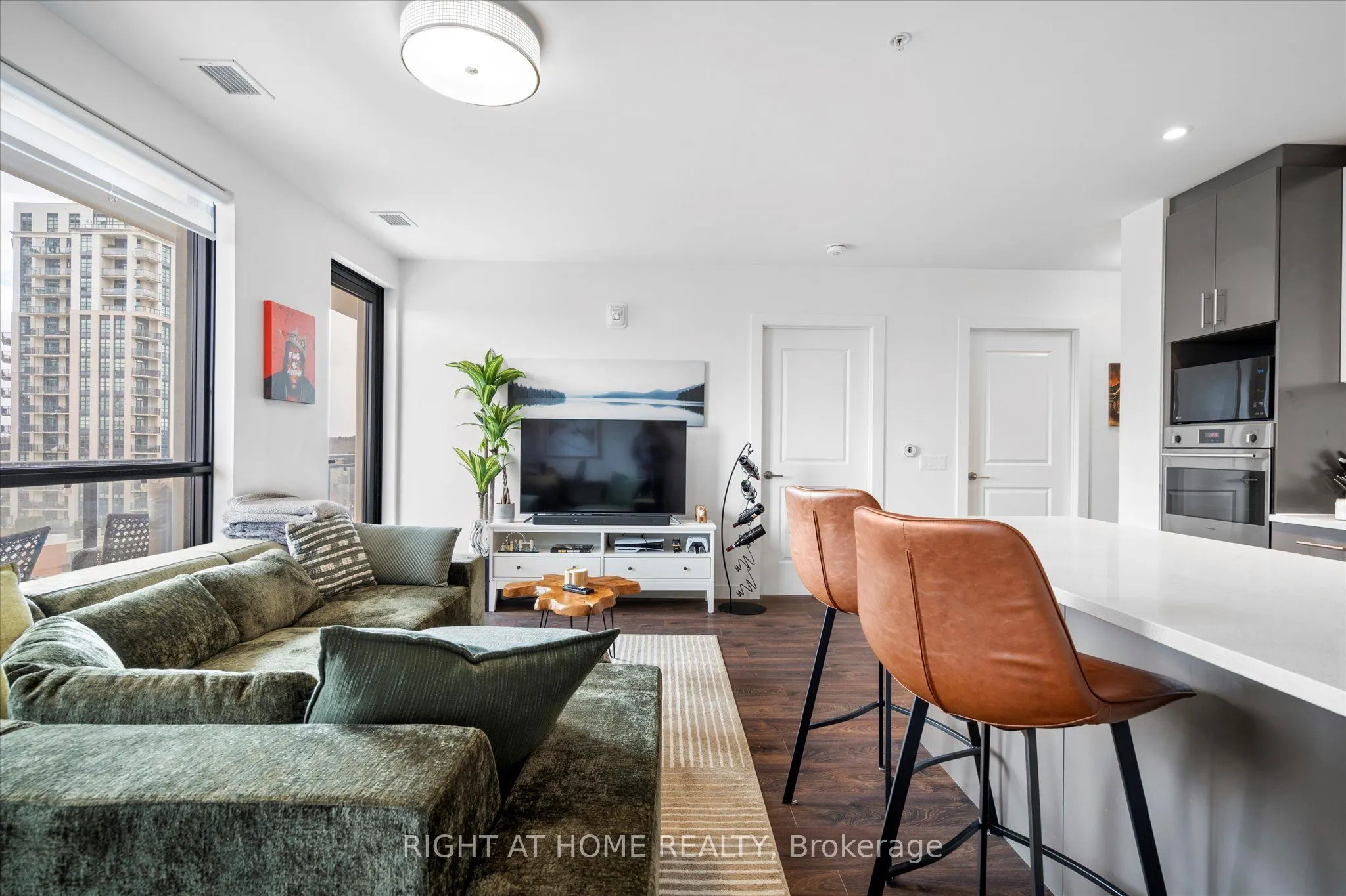 181 King Street S #806