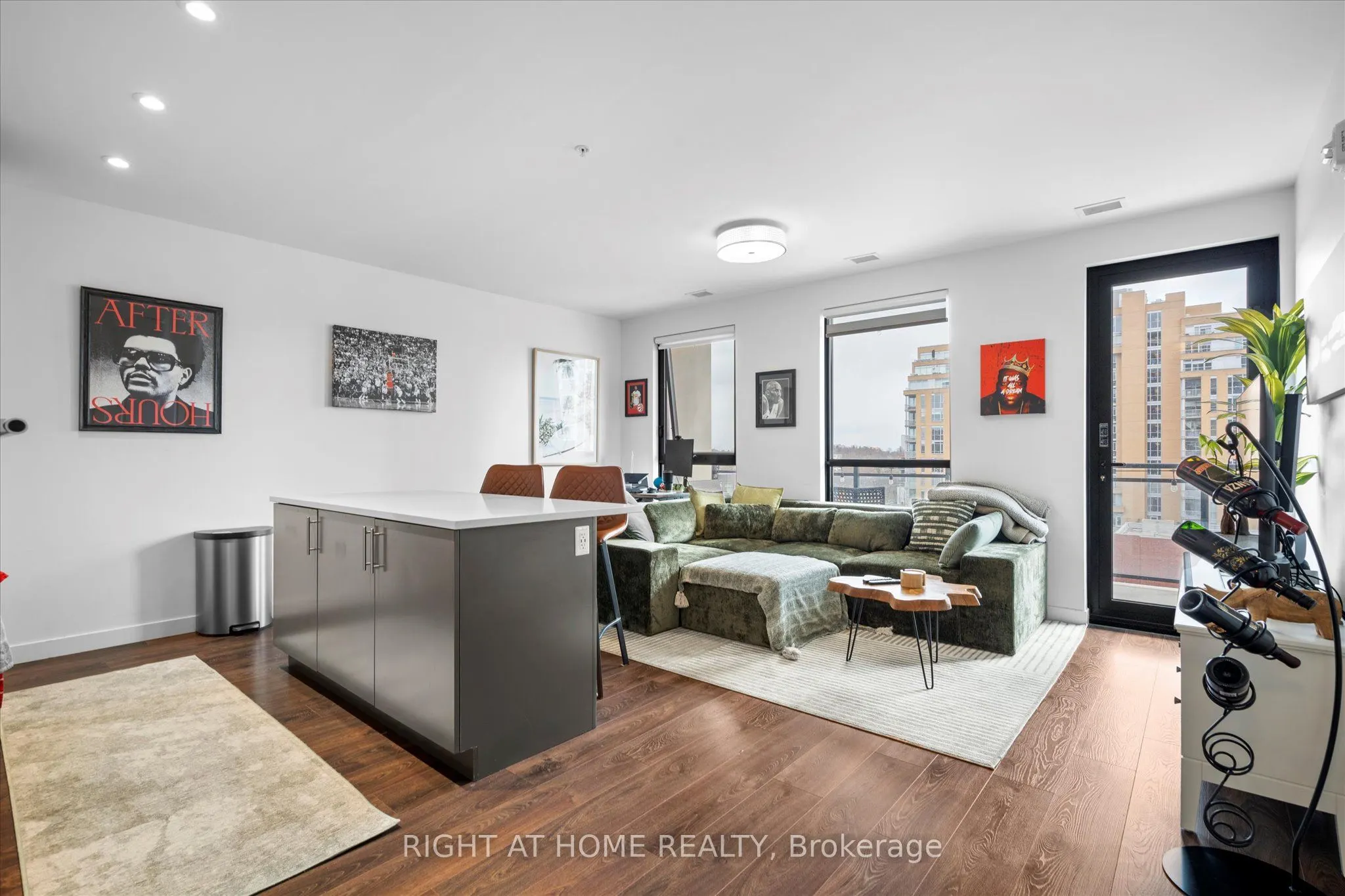 181 King Street S #806