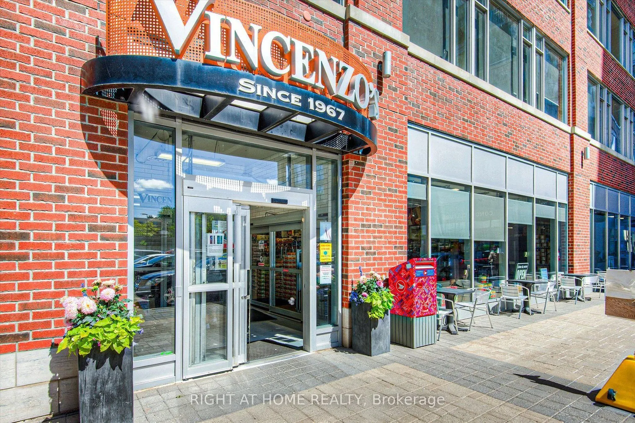 181 King Street S #806