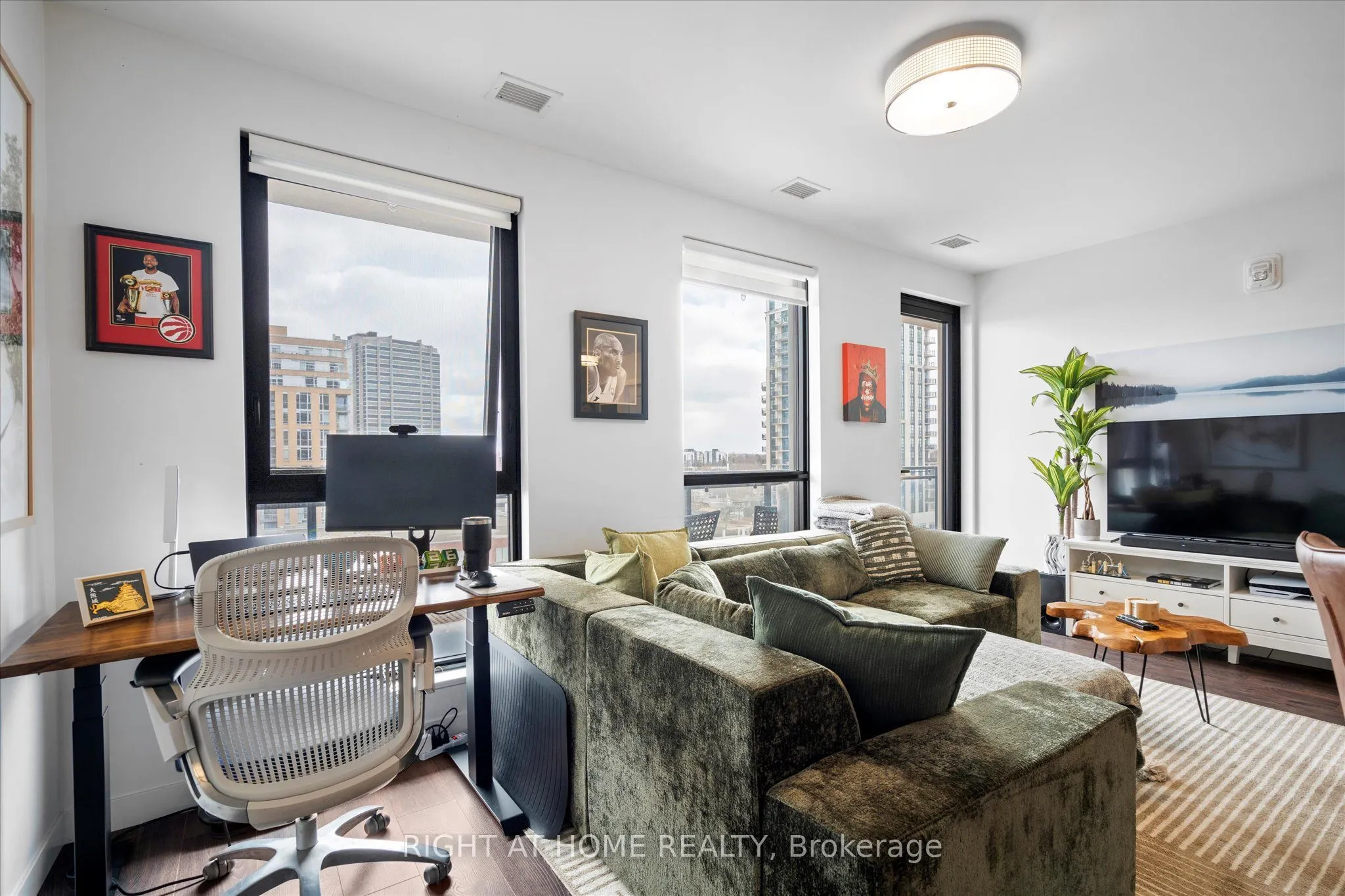 181 King Street S #806