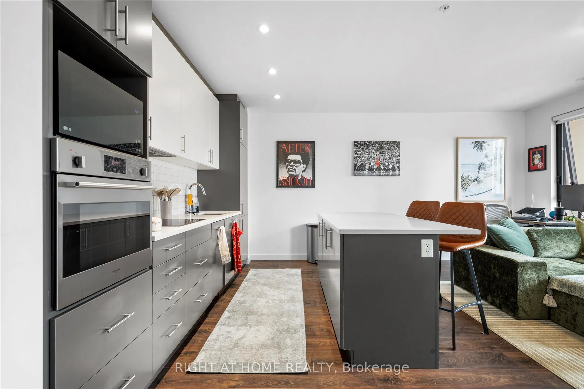 181 King Street S #806