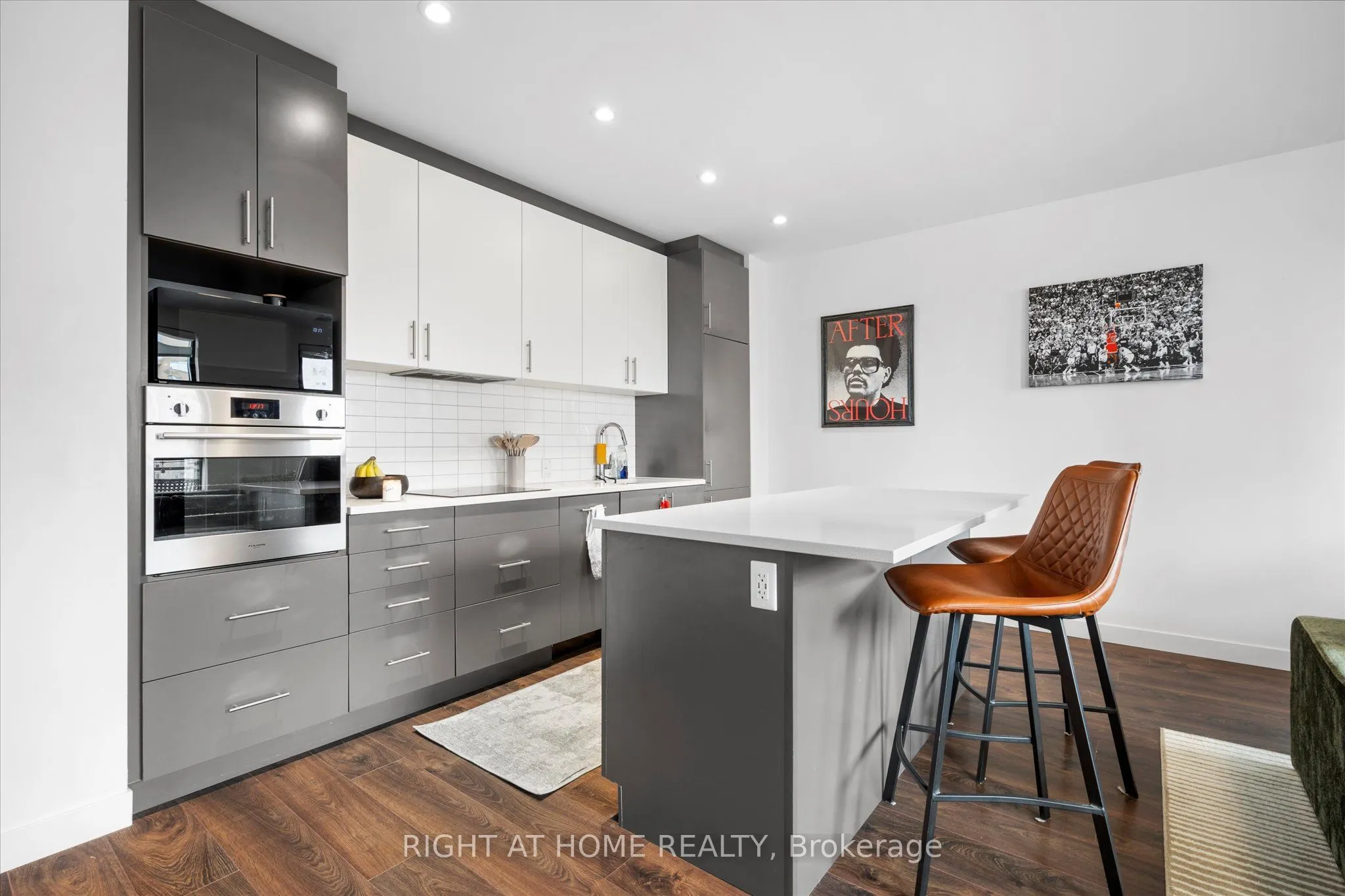 181 King Street S #806