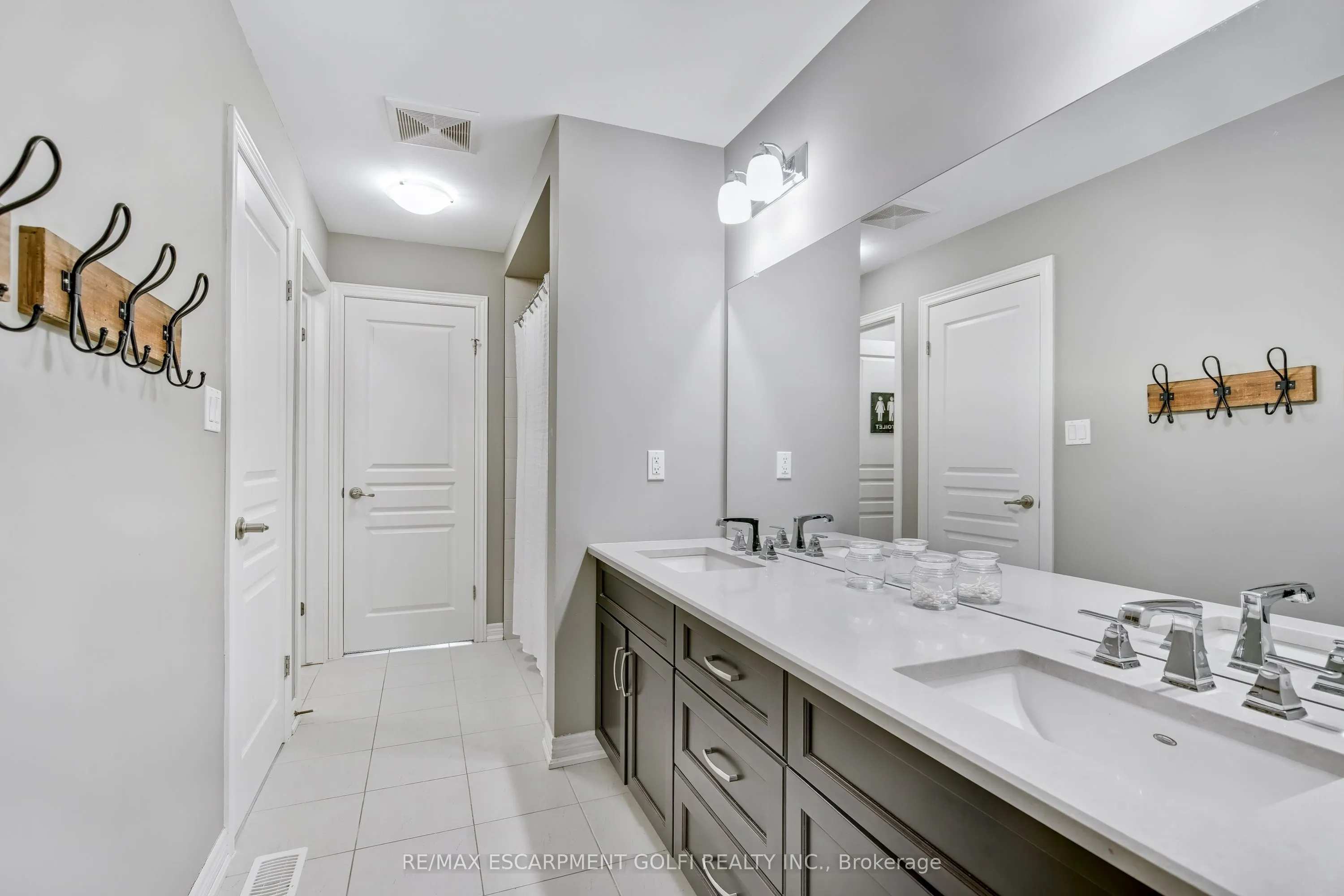 87 ANASTASIA Boulevard