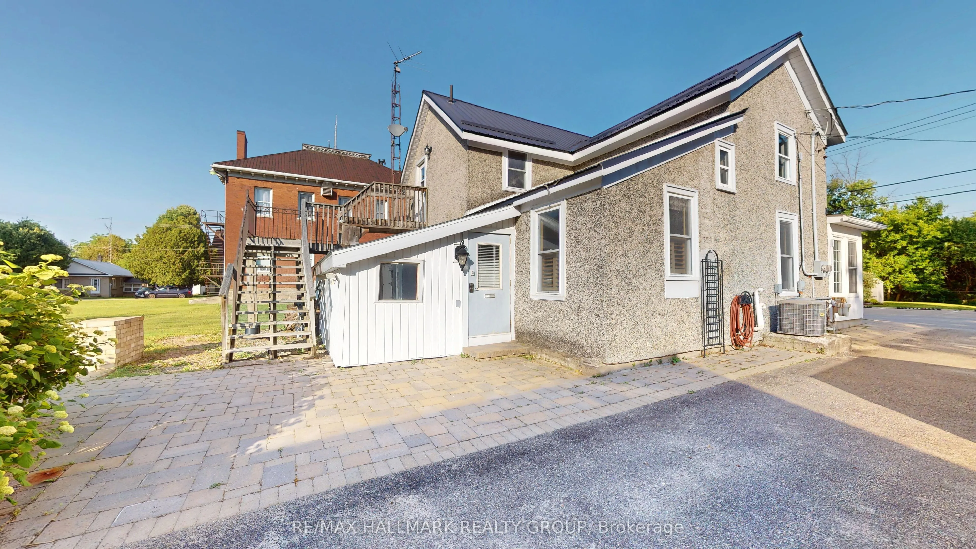 10 Wellington Street E