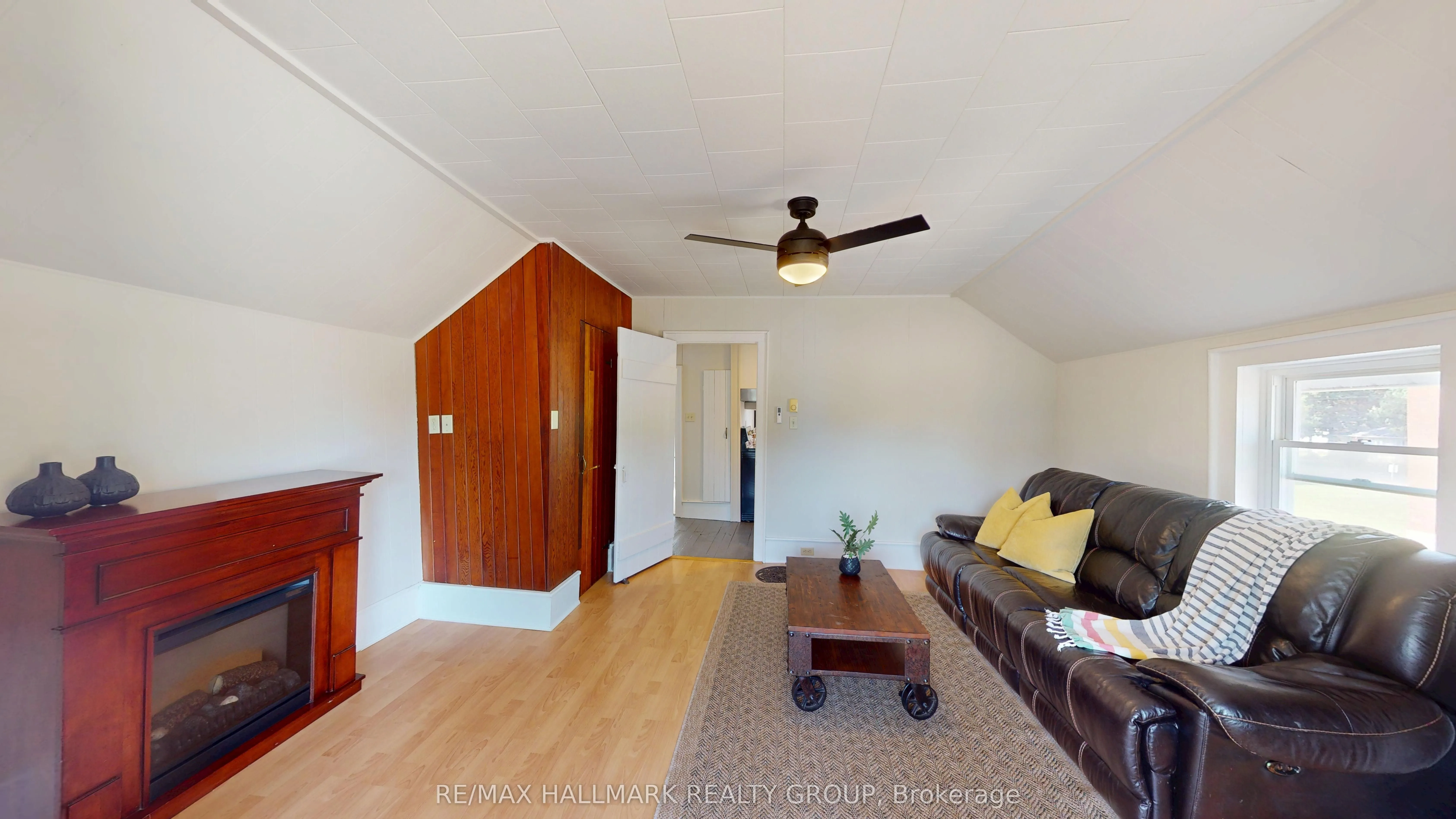 10 Wellington Street E