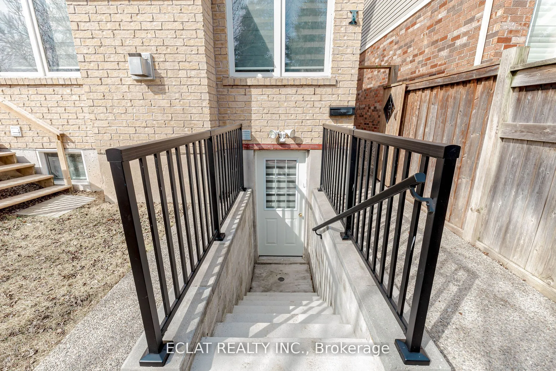 32 Nanaimo Crescent
