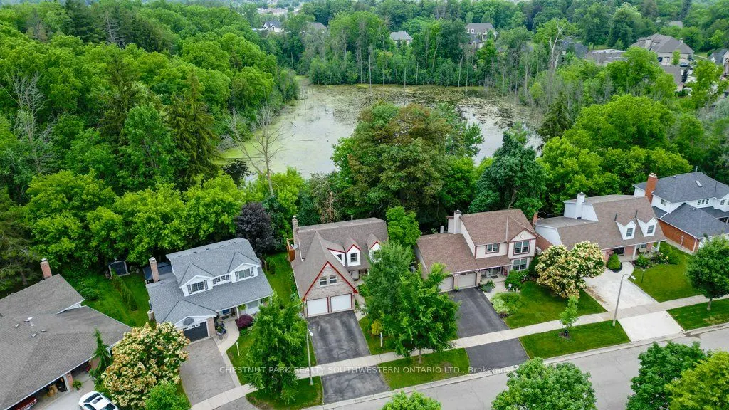 33 Manitoulin Crescent