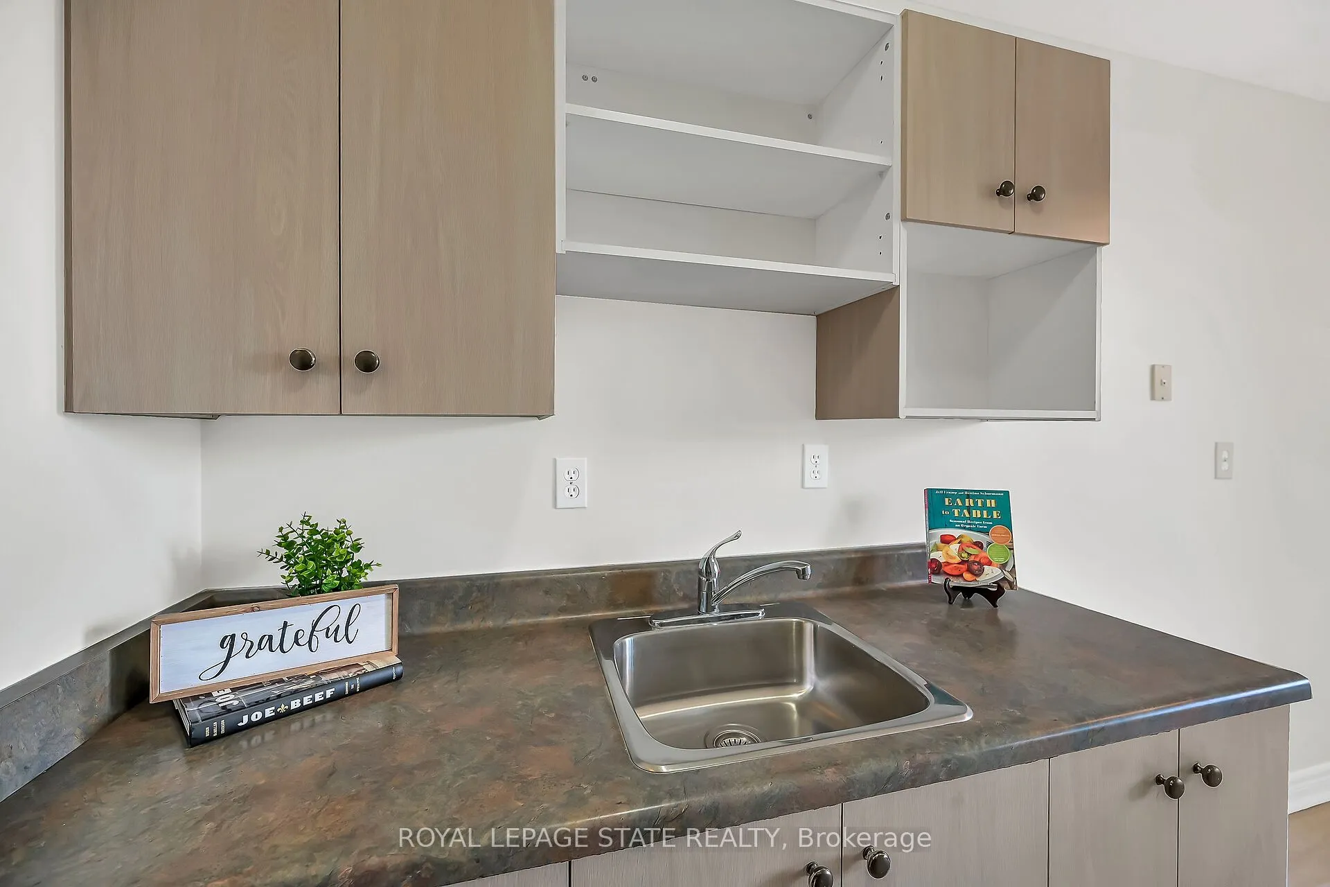 81 Charlton Avenue E, #702