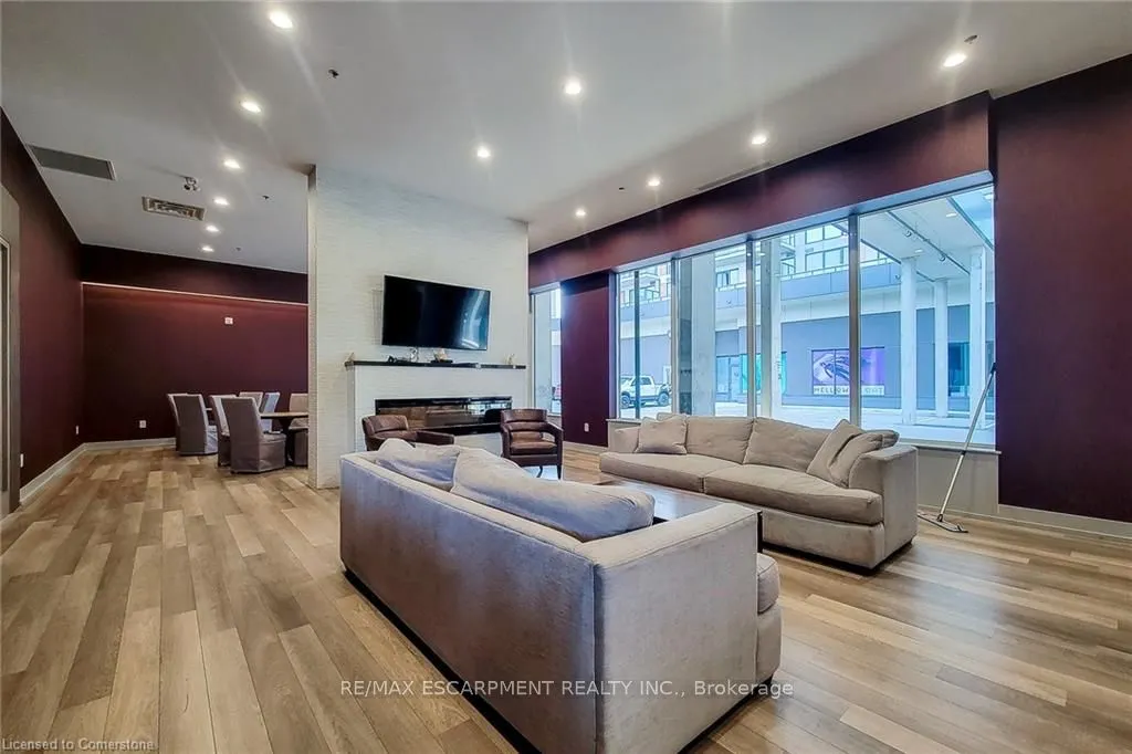 560 North Service Road, #203