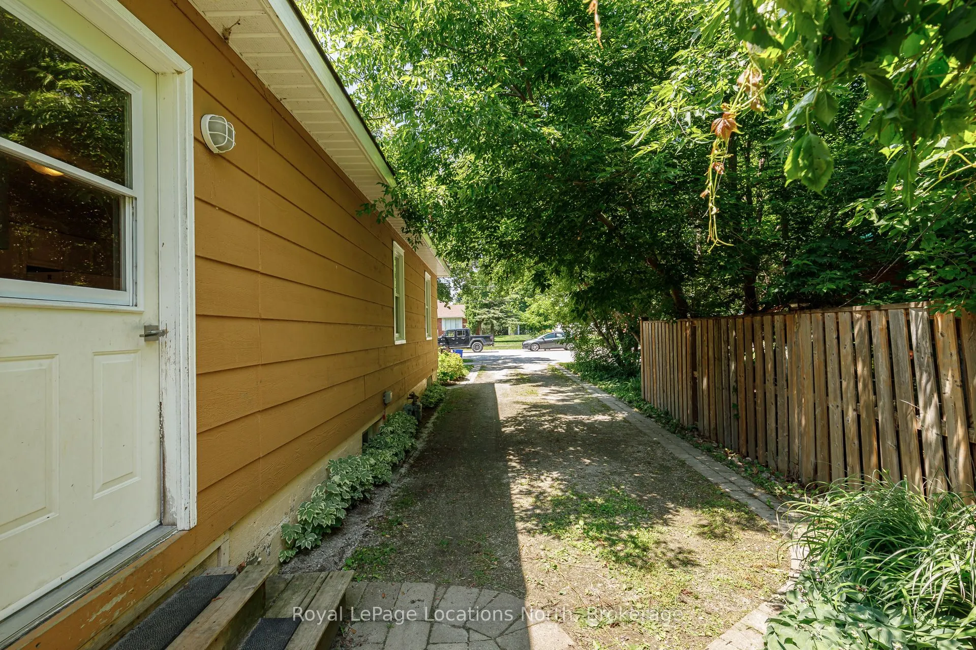 113 Bruce Street S