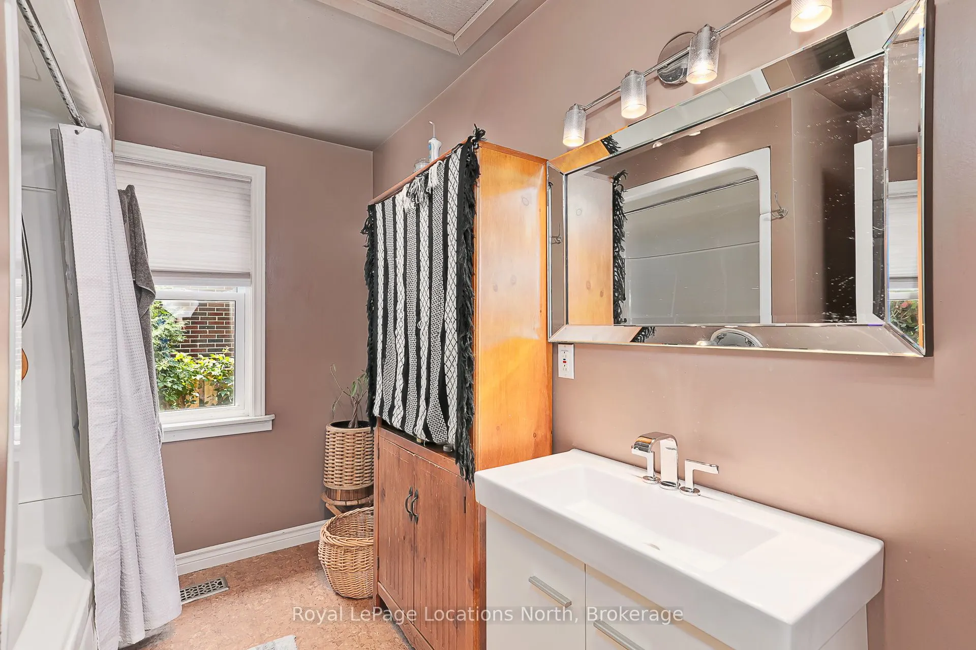 113 Bruce Street S