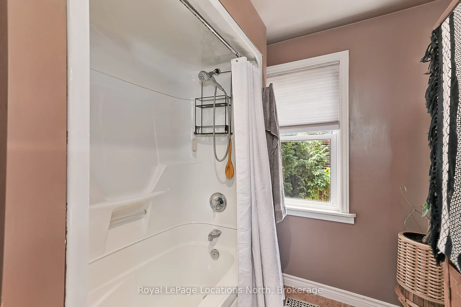 113 Bruce Street S