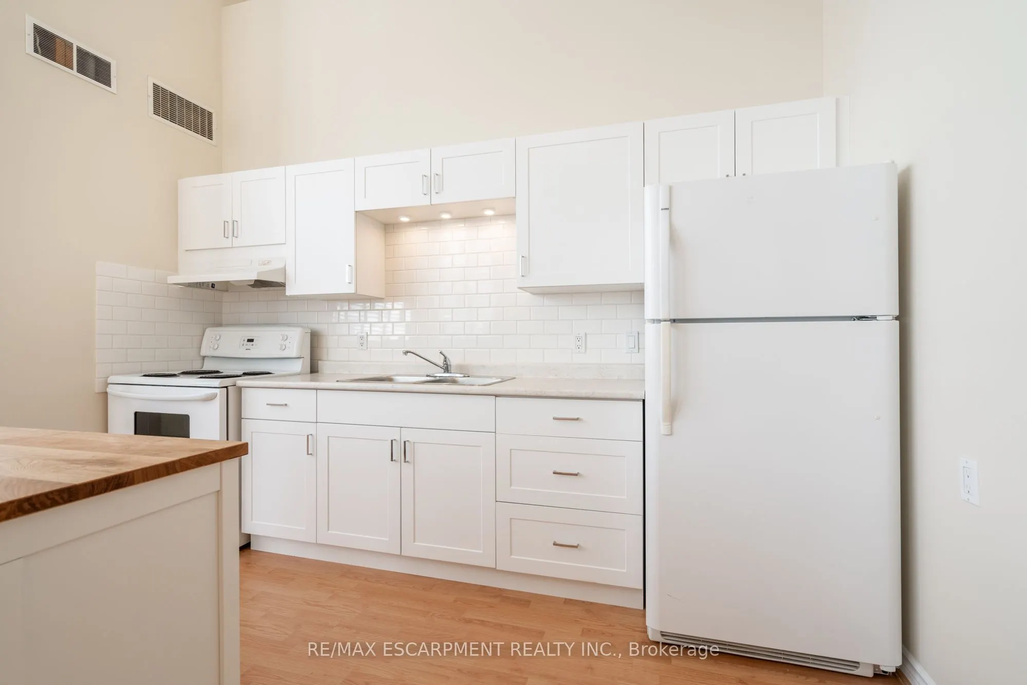 111 Grey Street, #102