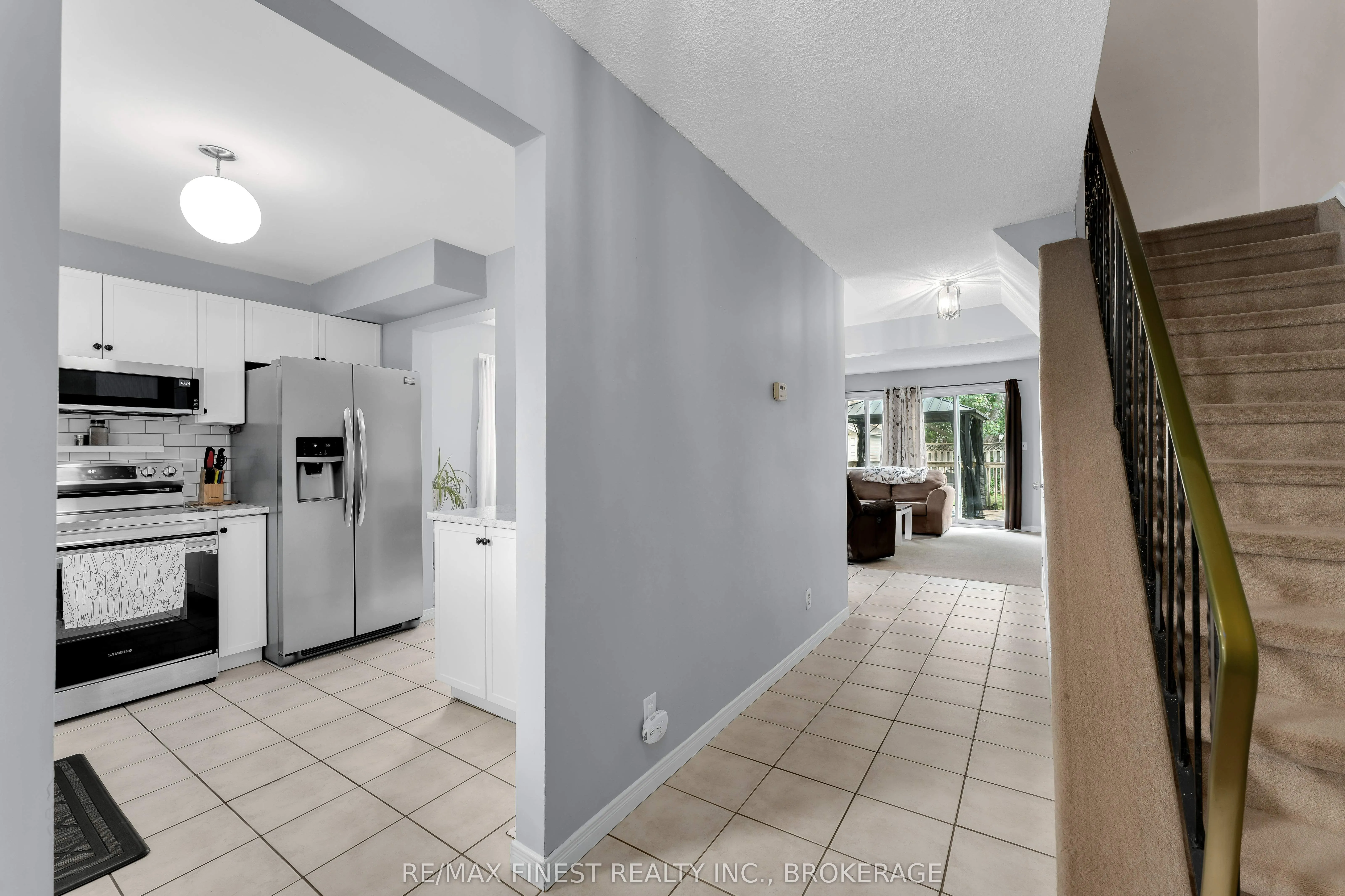 869 Larchwood Crescent