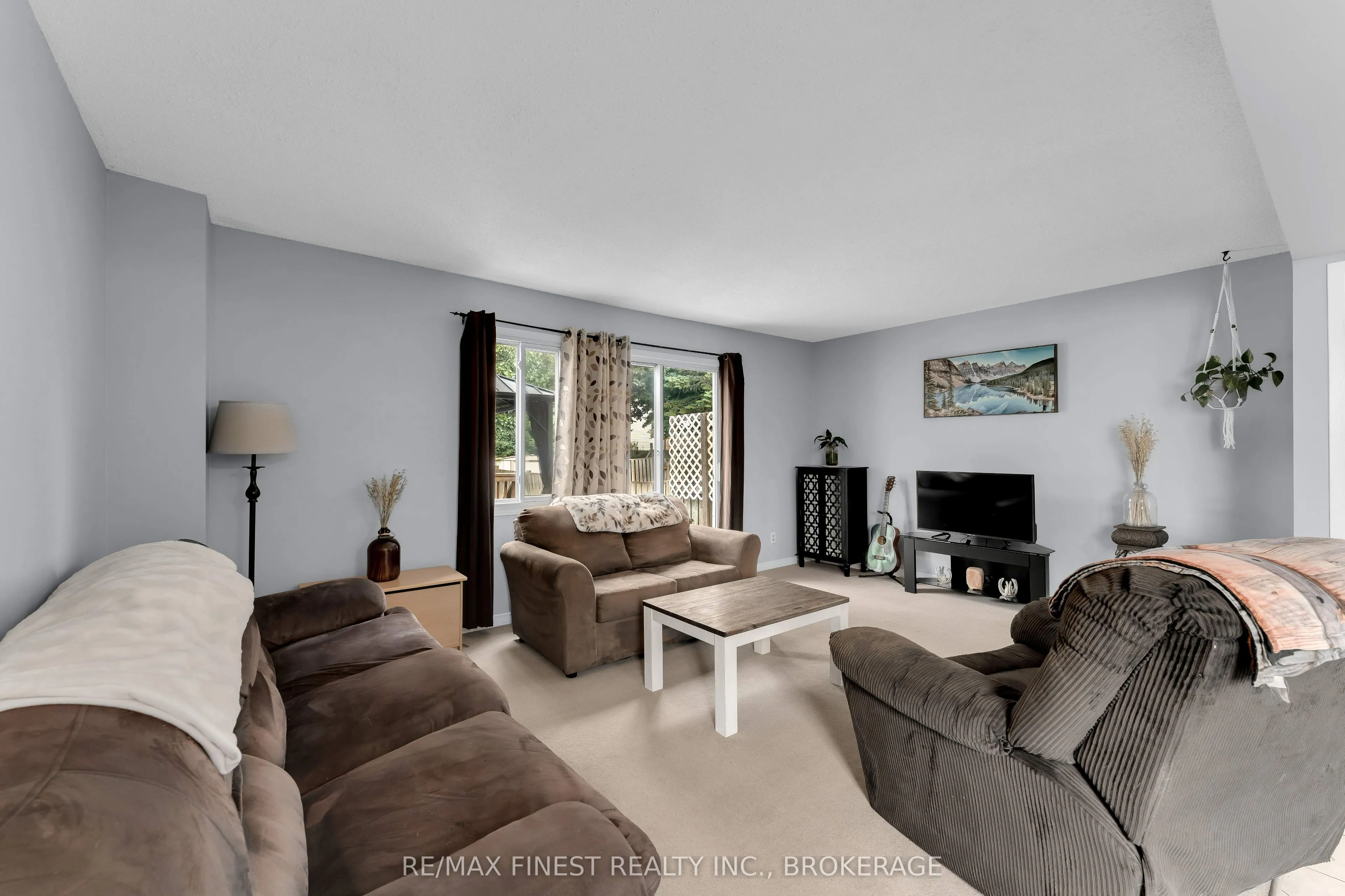 869 Larchwood Crescent