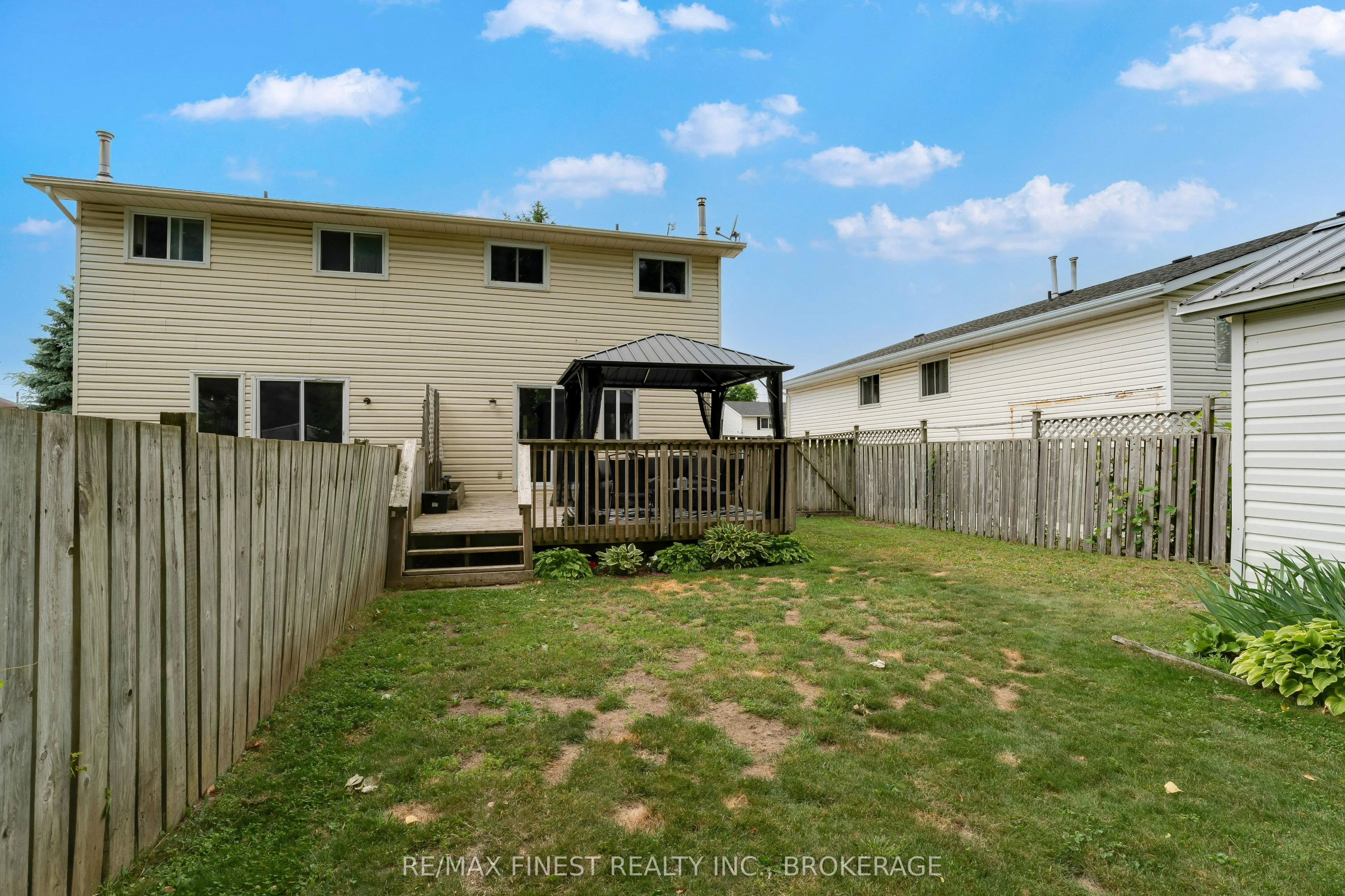 869 Larchwood Crescent