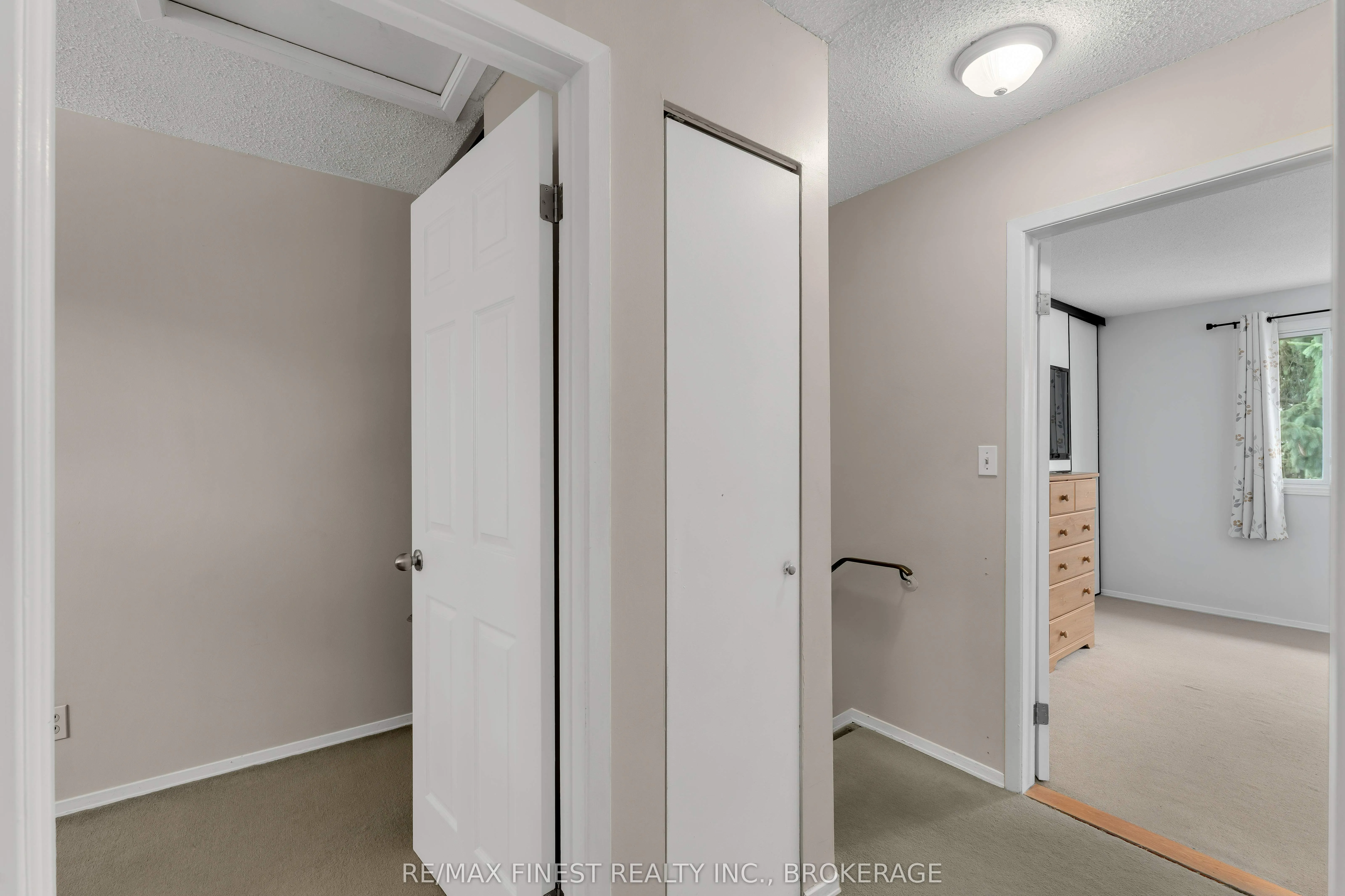 869 Larchwood Crescent