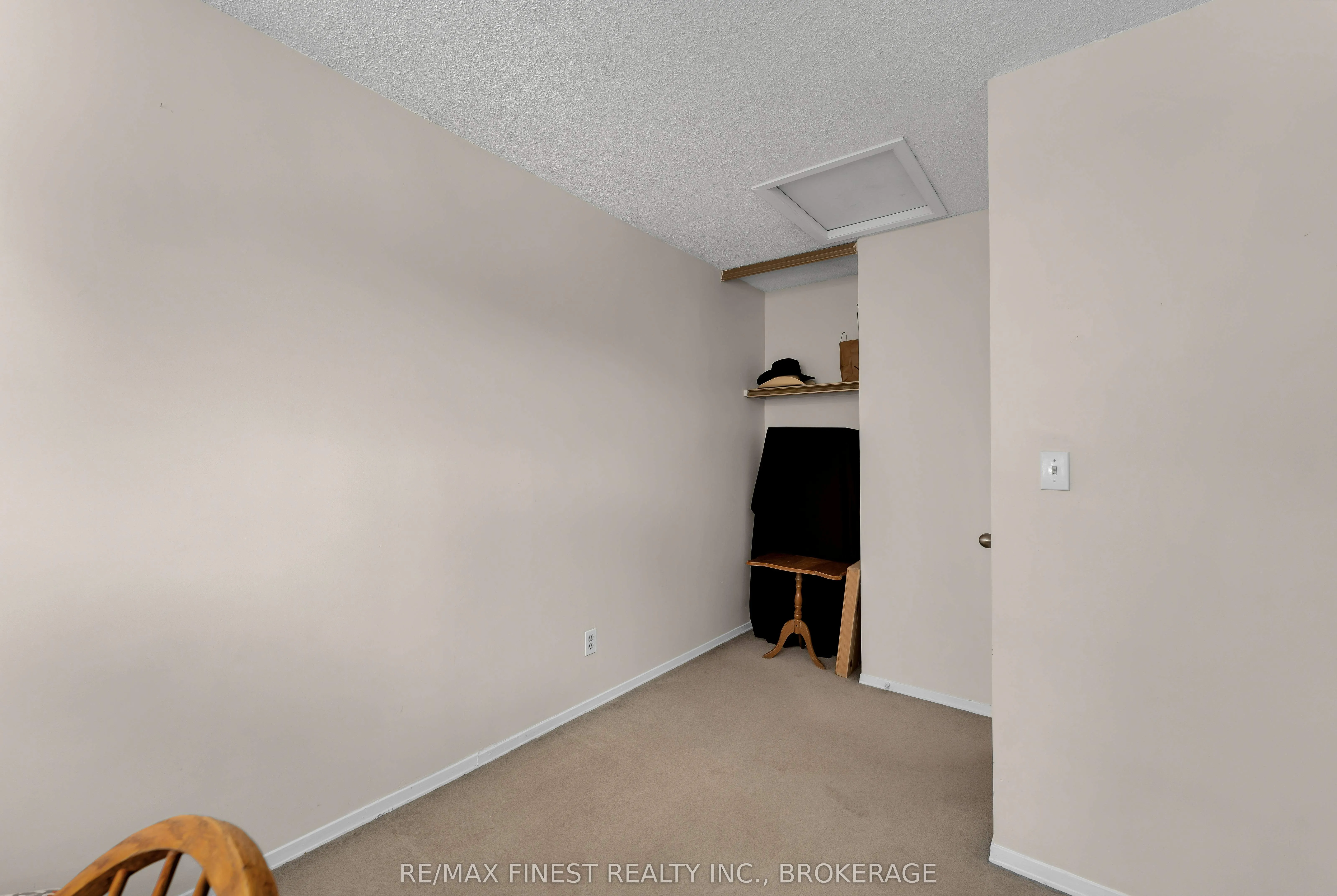 869 Larchwood Crescent