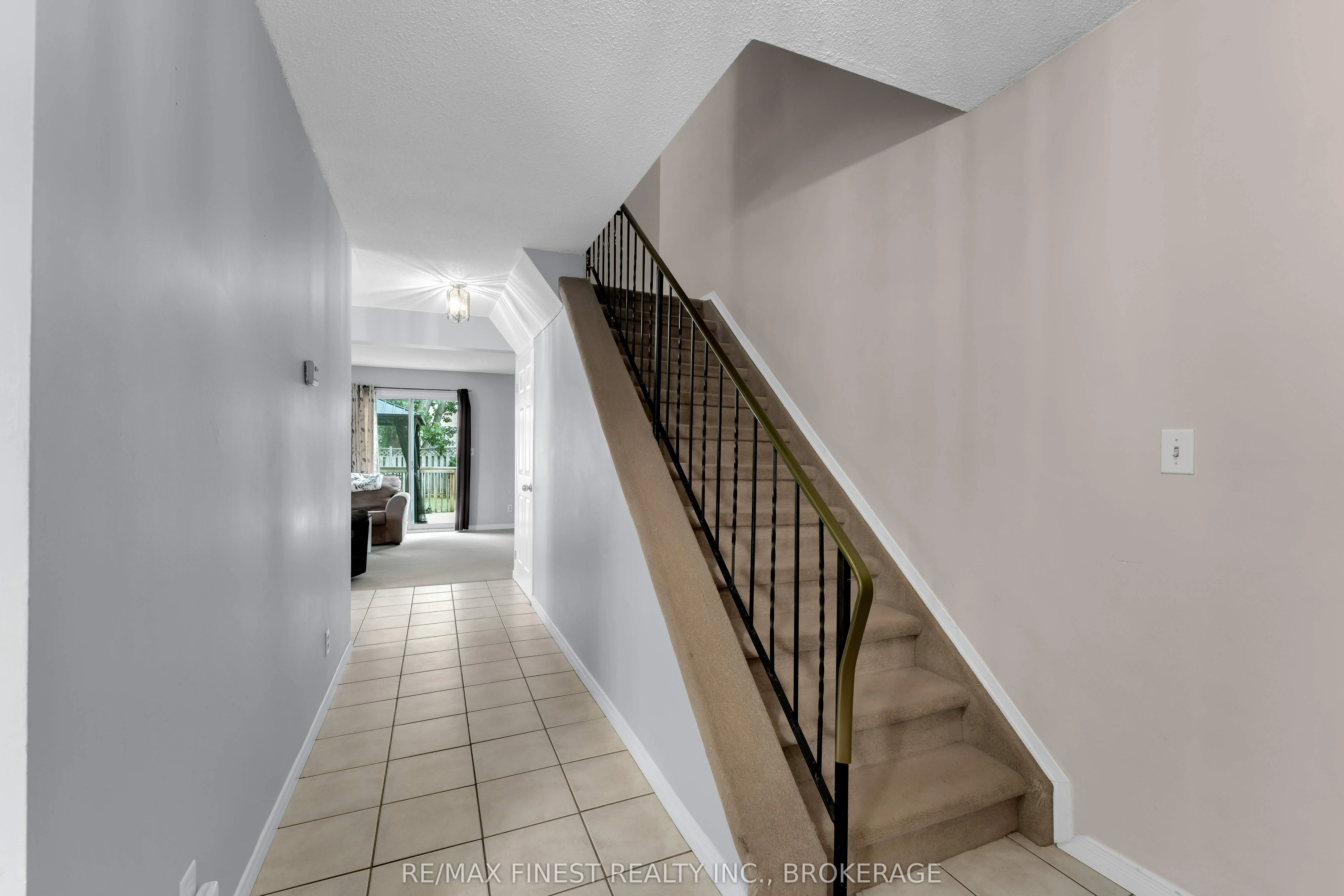869 Larchwood Crescent