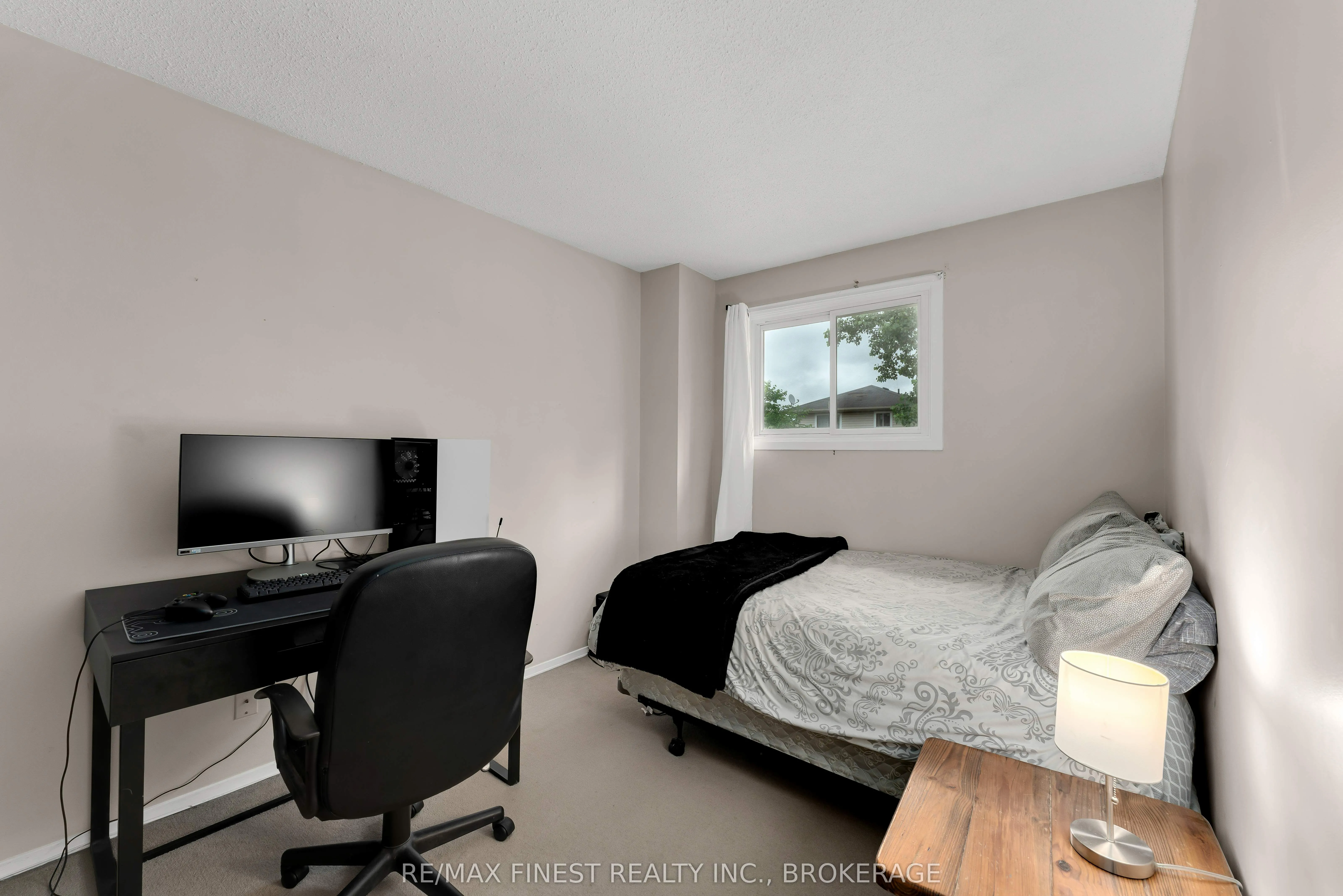 869 Larchwood Crescent