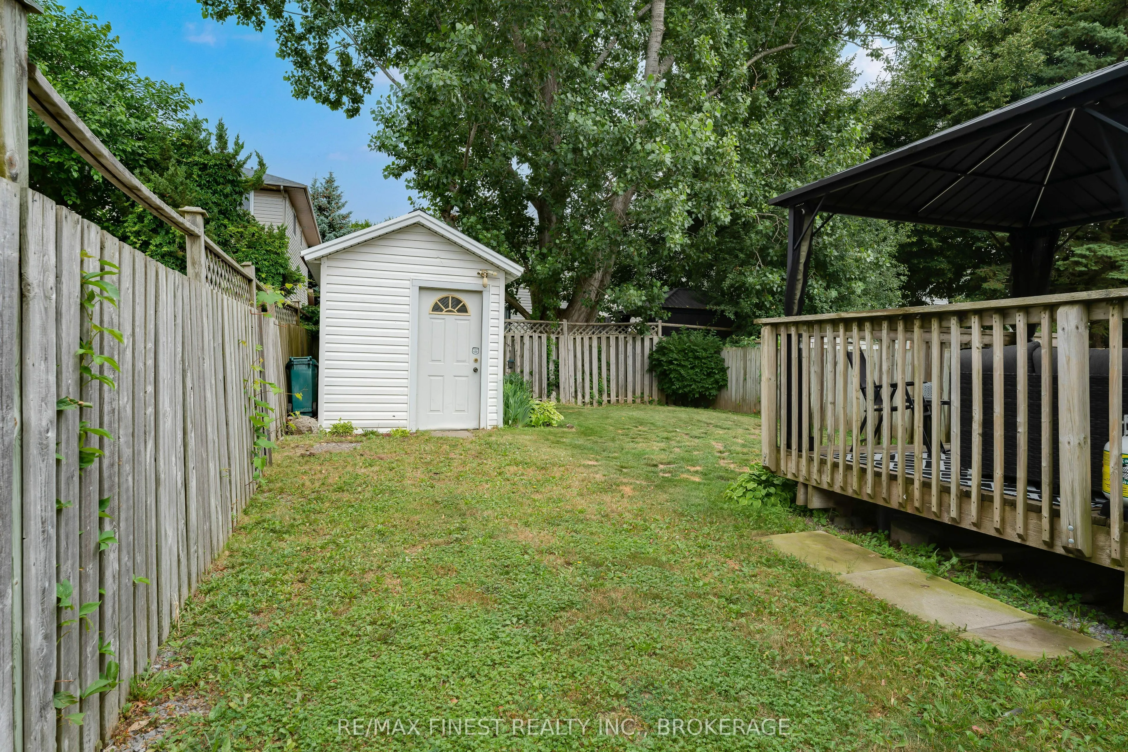 869 Larchwood Crescent
