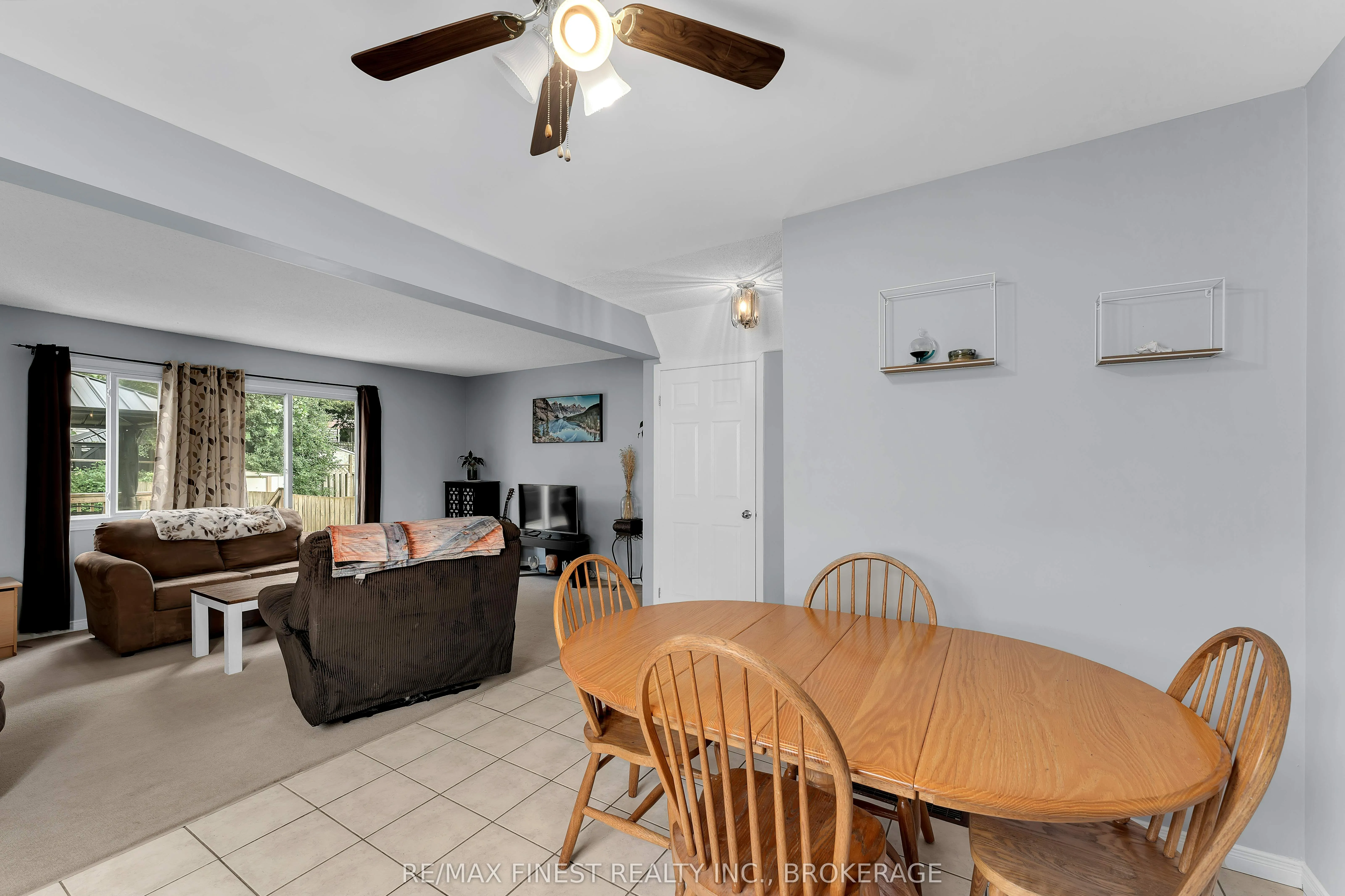 869 Larchwood Crescent